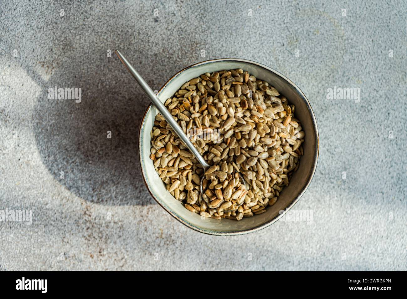 Nahaufnahme einer Schüssel mit Sonnenblumenkernen auf einem Tisch Stockfoto