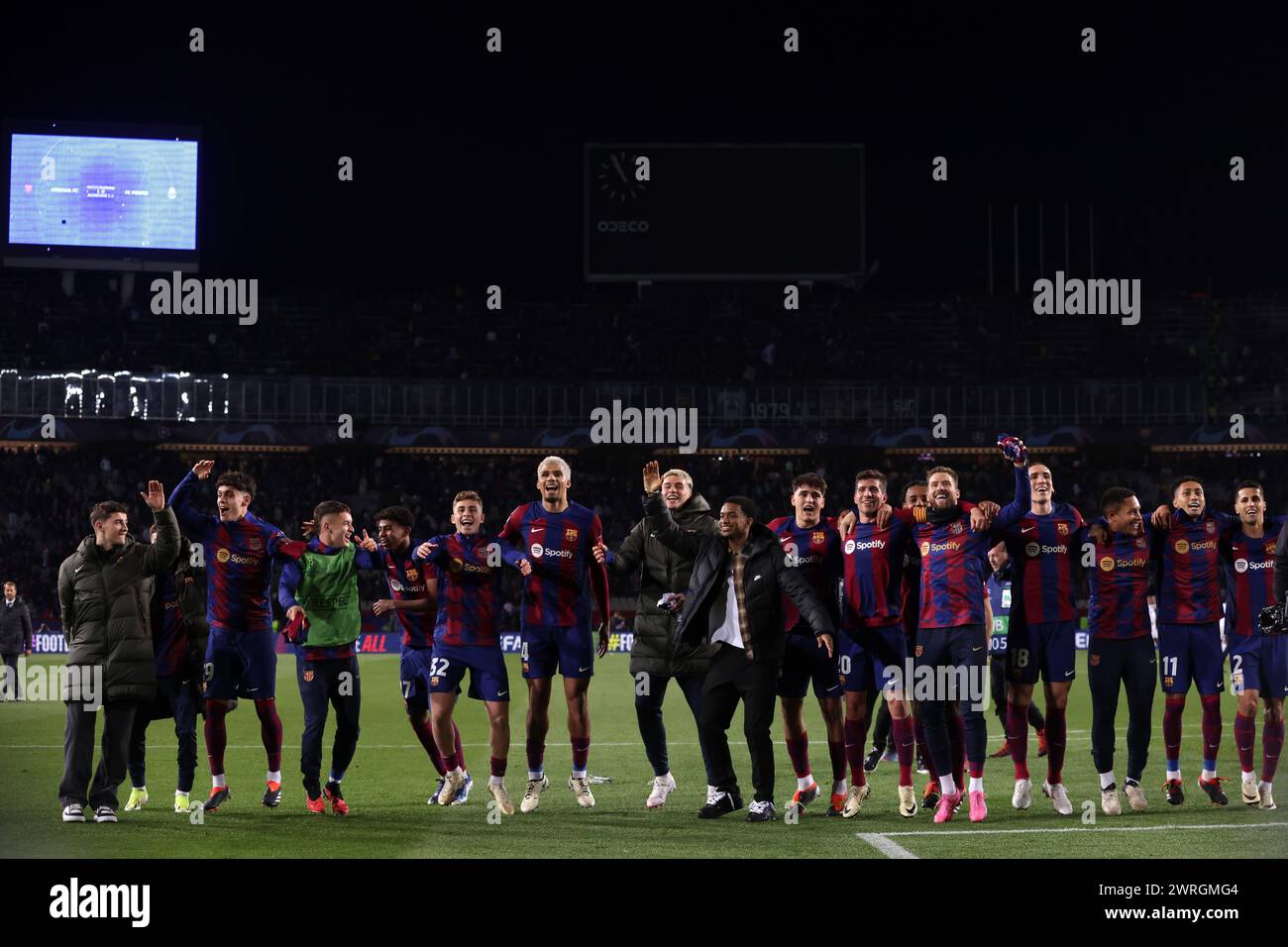 Barcelona, Spanien. März 2024. Die Spieler des FC Barcelona feiern den Sieg 3-1 und gehen in die nächste Runde nach dem letzten Pfiff des UEFA Champions League-Spiels in Estadi Olimpic Lluis Companys, Barcelona. Der Bildnachweis sollte lauten: Jonathan Moscrop/Sportimage Credit: Sportimage Ltd/Alamy Live News Stockfoto