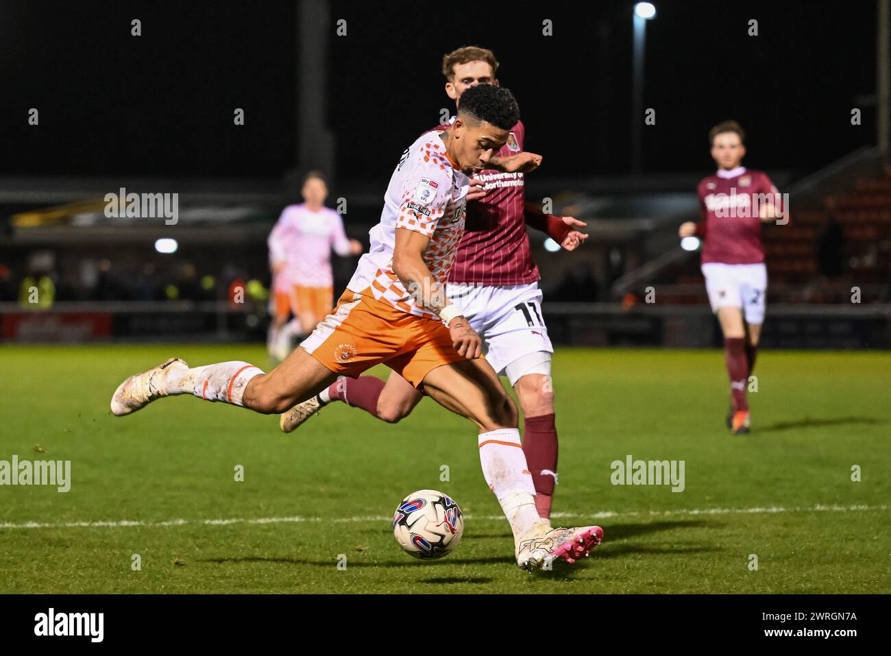 Jordan Lawrence-Gabriel von Blackpool Shoots während des Spiels der Sky Bet League 1 Northampton Town gegen Blackpool im Sixfields Stadium, Northampton, Vereinigtes Königreich, 12. März 2024 (Foto: Craig Thomas/News Images) Stockfoto