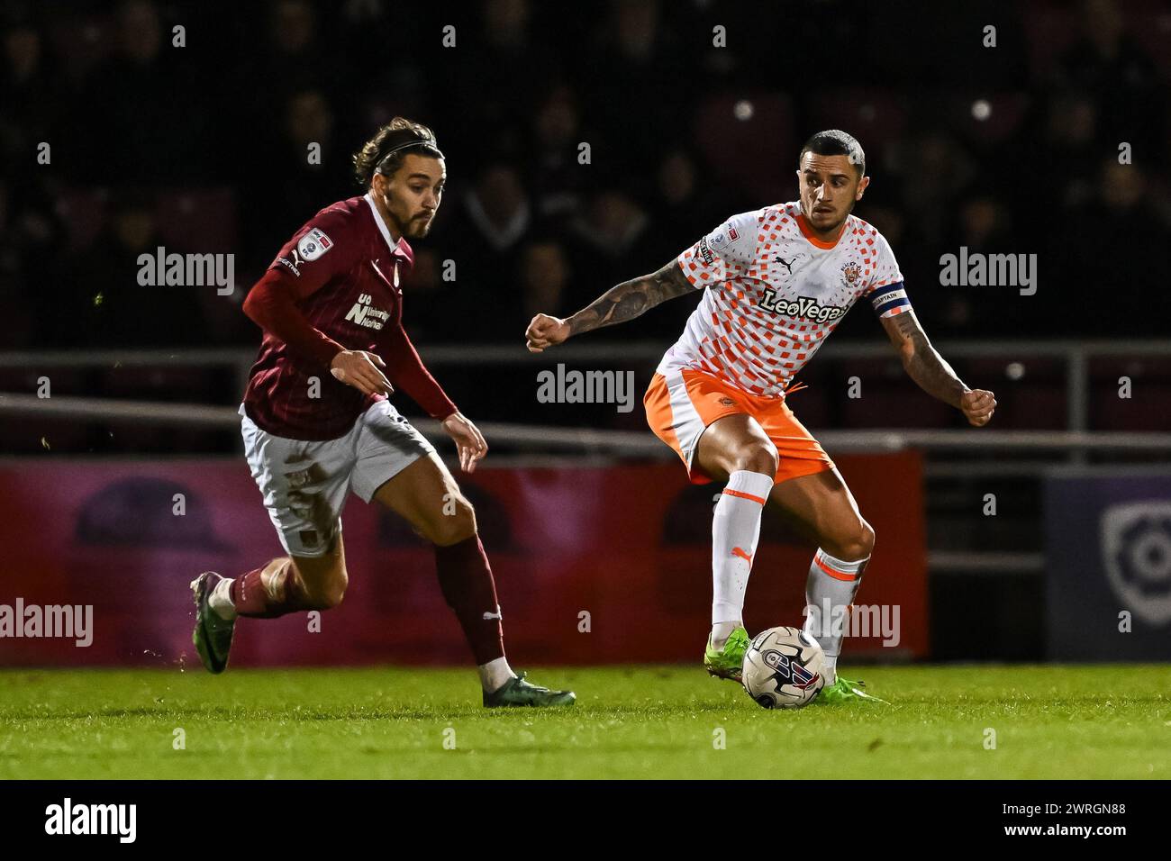 Oliver Norburn von Blackpool in Aktion während des Spiels der Sky Bet League 1 Northampton Town gegen Blackpool im Sixfields Stadium, Northampton, Großbritannien, 12. März 2024 (Foto: Craig Thomas/News Images) Stockfoto