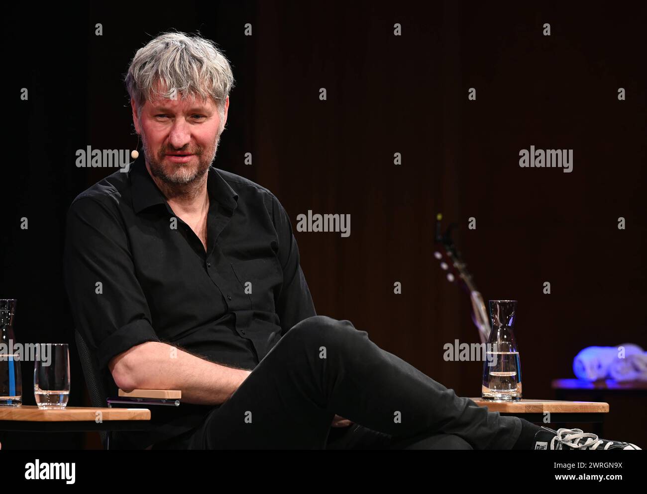 Marcus Wiebusch, Sänger, Gitarrist und Songwriter. Frontmann der Indie-Rock-Band Kettcar auf der Bühne der lit.Cologne, dem internationalen Literaturfestival *** Marcus Wiebusch, Sänger, Gitarrist und Songwriter Frontmann der Indie-Rock-Band Kettcar auf der Bühne beim internationalen Literaturfestival lit Cologne Stockfoto