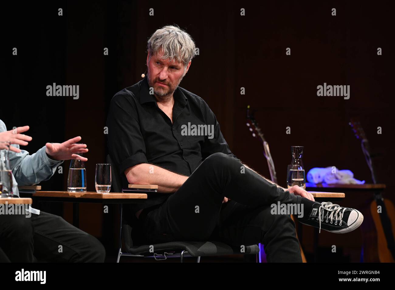 Marcus Wiebusch, Sänger, Gitarrist und Songwriter. Frontmann der Indie-Rock-Band Kettcar auf der Bühne der lit.Cologne, dem internationalen Literaturfestival *** Marcus Wiebusch, Sänger, Gitarrist und Songwriter Frontmann der Indie-Rock-Band Kettcar auf der Bühne beim internationalen Literaturfestival lit Cologne Stockfoto