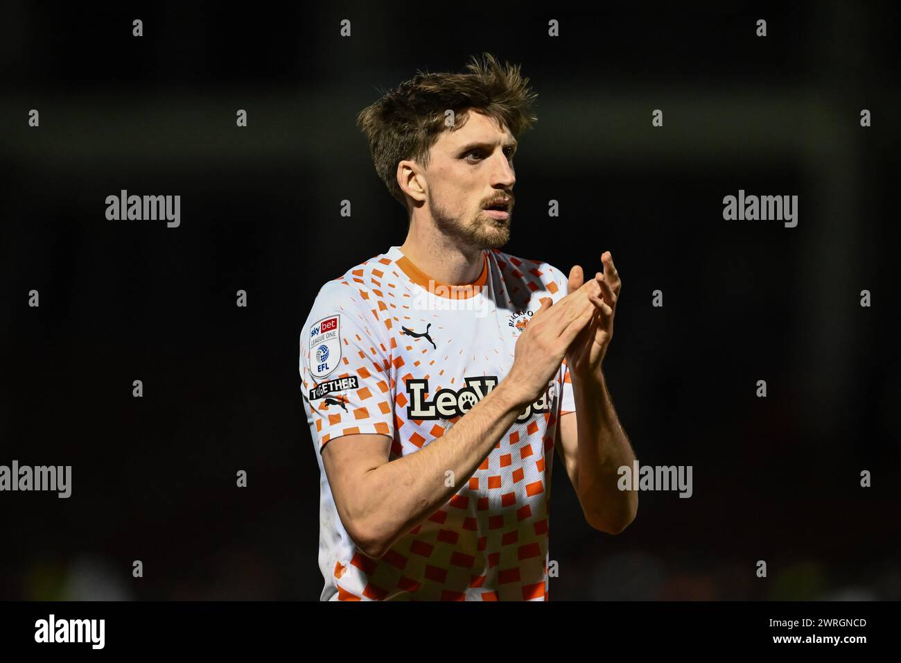 Jake Beesley von Blackpool applaudiert den Fans am Ende des Spiels der Sky Bet League 1 Northampton Town gegen Blackpool im Sixfields Stadium, Northampton, Großbritannien, 12. März 2024 (Foto: Craig Thomas/News Images) Stockfoto