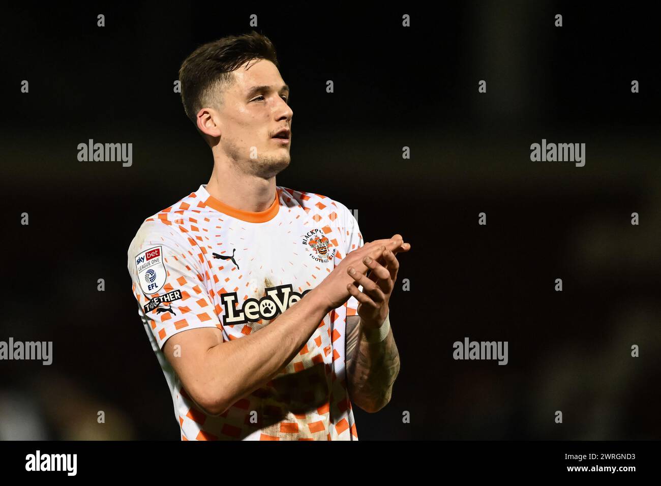 Oliver Casey von Blackpool begrüßt die Fans am Ende des Spiels Northampton Town gegen Blackpool in der Sky Bet League 1 im Sixfields Stadium, Northampton, Großbritannien, 12. März 2024 (Foto: Craig Thomas/News Images) Stockfoto