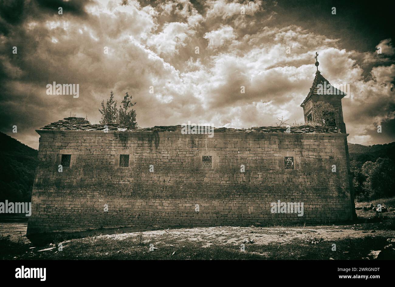 St. Nikolaus ist eine verlassene Kirche in Mazedonien, die im Mavrovo-See untergetaucht ist. Erbaut 1850 mit Ikonen von Dicho Zograf. Stockfoto