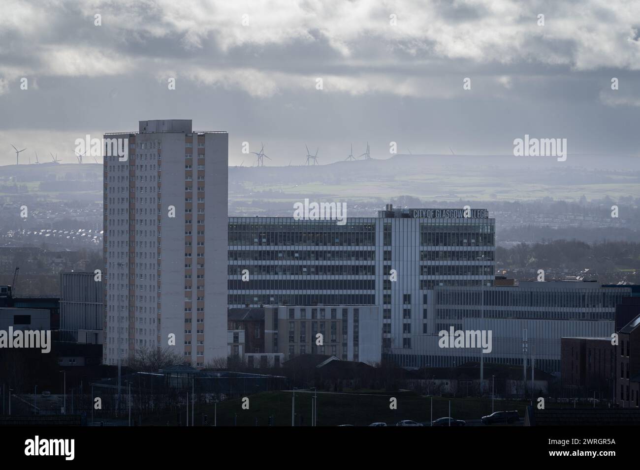 City of Glasgow College mit der Skyline von Glasgow Stockfoto