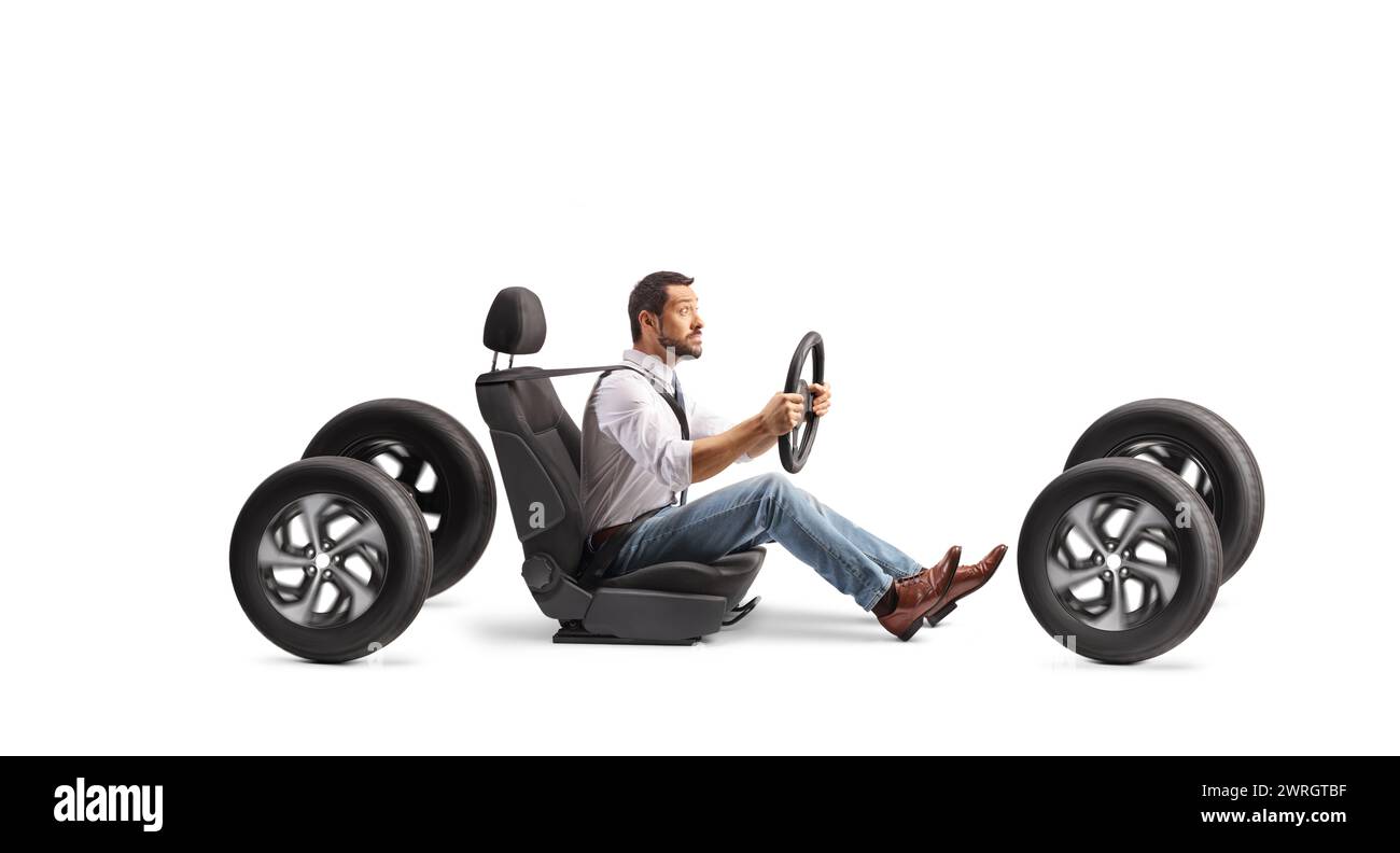 Ein verängstigter Fahrer hält ein Lenkrad isoliert auf weißem Hintergrund Stockfoto