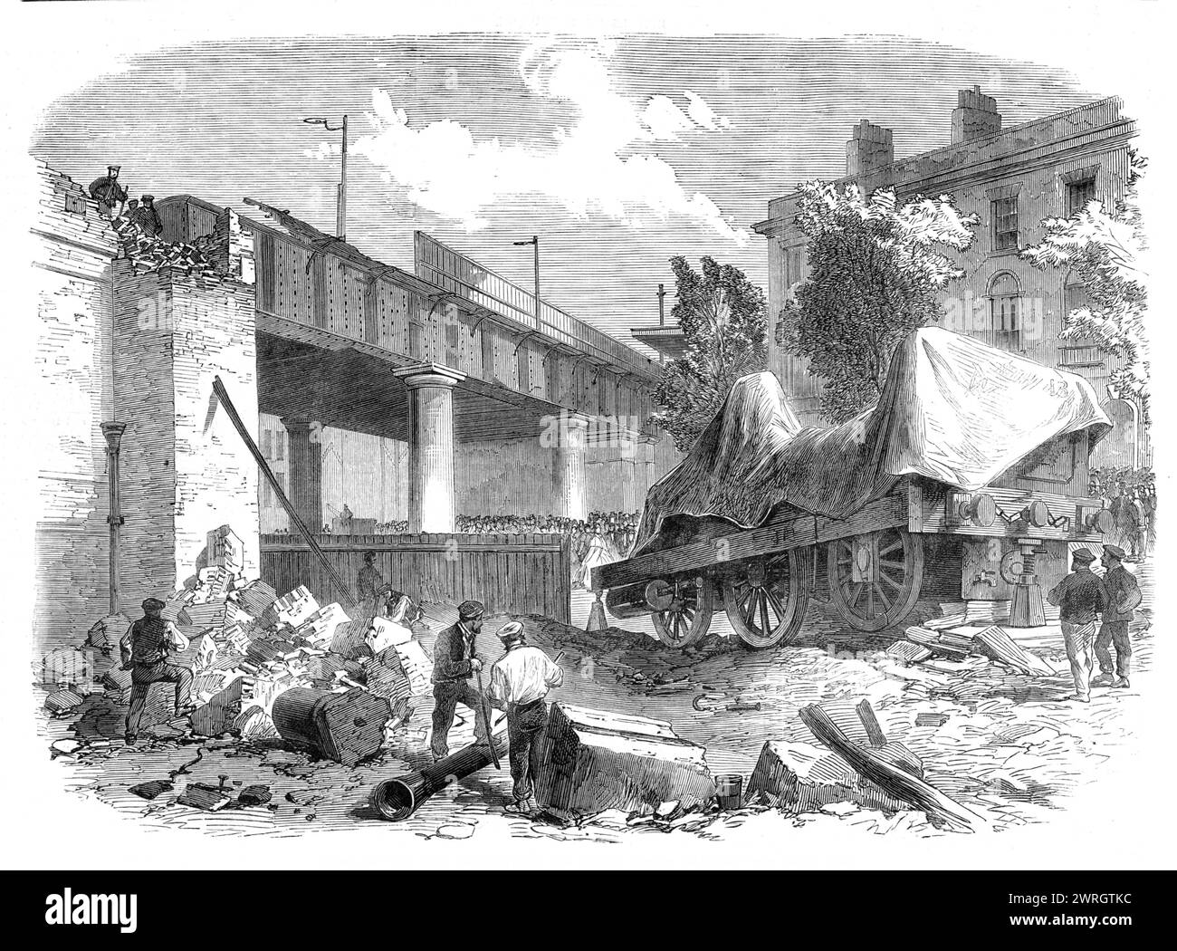 Ort des späten Unfalls an der Station Camden-Road der North London Railway, 1864. "Unsere Illustration... zeigt den Ort, an dem Motor und Beiboot, nachdem sie von der Kesselexplosion in die Luft geworfen wurden, vom Viadukt gesprungen sind, eine Tiefe von etwa 5,30 Metern, in einem leeren Hof darunter hinabsteigen... dort blieben Motor und Beiboot, bedeckt mit einer Plane, zu der Zeit, als unsere Skizze gemacht wurde... war der Motor natürlich ein perfektes Wrack; sein Schornstein wurde abgestoßen, die Türen der Rauchkammer wurden weggeblasen, seine Kuppel wurde eingequetscht und der Teil des Kessels, der am nächsten zum f Stockfoto