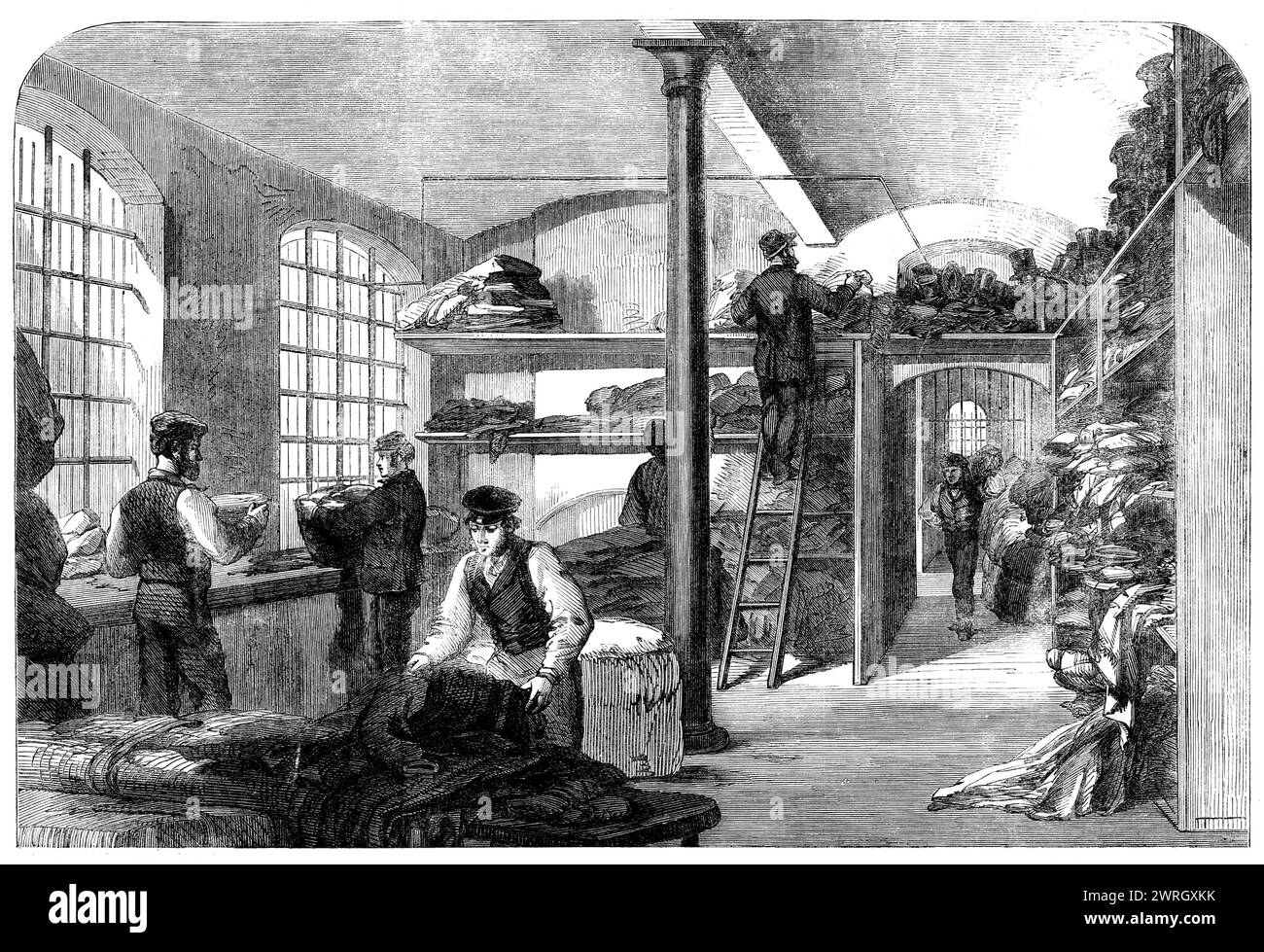 Die Cotton Hunger: Kleidung im Bridewell Hospital, London, für die notleidenden Agenten, 1862. „[in Lancashire] sind die Ausschüsse für die Lieferung von Bettwäsche und Kleidung [an arbeitslose Textilarbeiter] hart am Werk. Sie erhalten große Vorräte aus London, wo das Bridewell Hospital als Depot eingerichtet ist, sowie aus anderen Quellen... der Künstler hat den Sortier- und Packraum gezeigt. An diesem Ort sind seit der Eröffnung, drei Wochen später, rund 2000 Packungen Kleidung angekommen, von denen einige 5 kg wiegen. Zu Beginn kamen täglich etwa 14 an, jetzt aber die Ballen Stockfoto