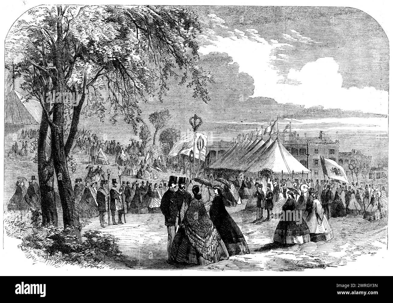 Das Jubiläum der Dumfries and Galloway Horticultural Society wurde vor kurzem zu Ehren des 50. Jahrestages der Dumfries and Galloway Horticultural Society 1862 gefeiert. Die Ausstellung von Pflanzen, Früchten und Blumen... fand auf dem charmanten Gelände der Crichton Institution statt. Das Schauzelt stand auf einer Grasebene in der Nähe des Bowlingfeldes... zwei grasbewachsene Terrassen allein dazwischen. Neben dem Bowling-Green... war ein geräumiges Erfrischungszelt. Kleinere Zelte waren über das Gelände verteilt, und die weiße Leinwand, die sich vom Grün der Bäume abhebt, gab dem Bild Abwechslung. Nicht gerade attraktiv... waren die gut geordneten Anlagen, ami Stockfoto