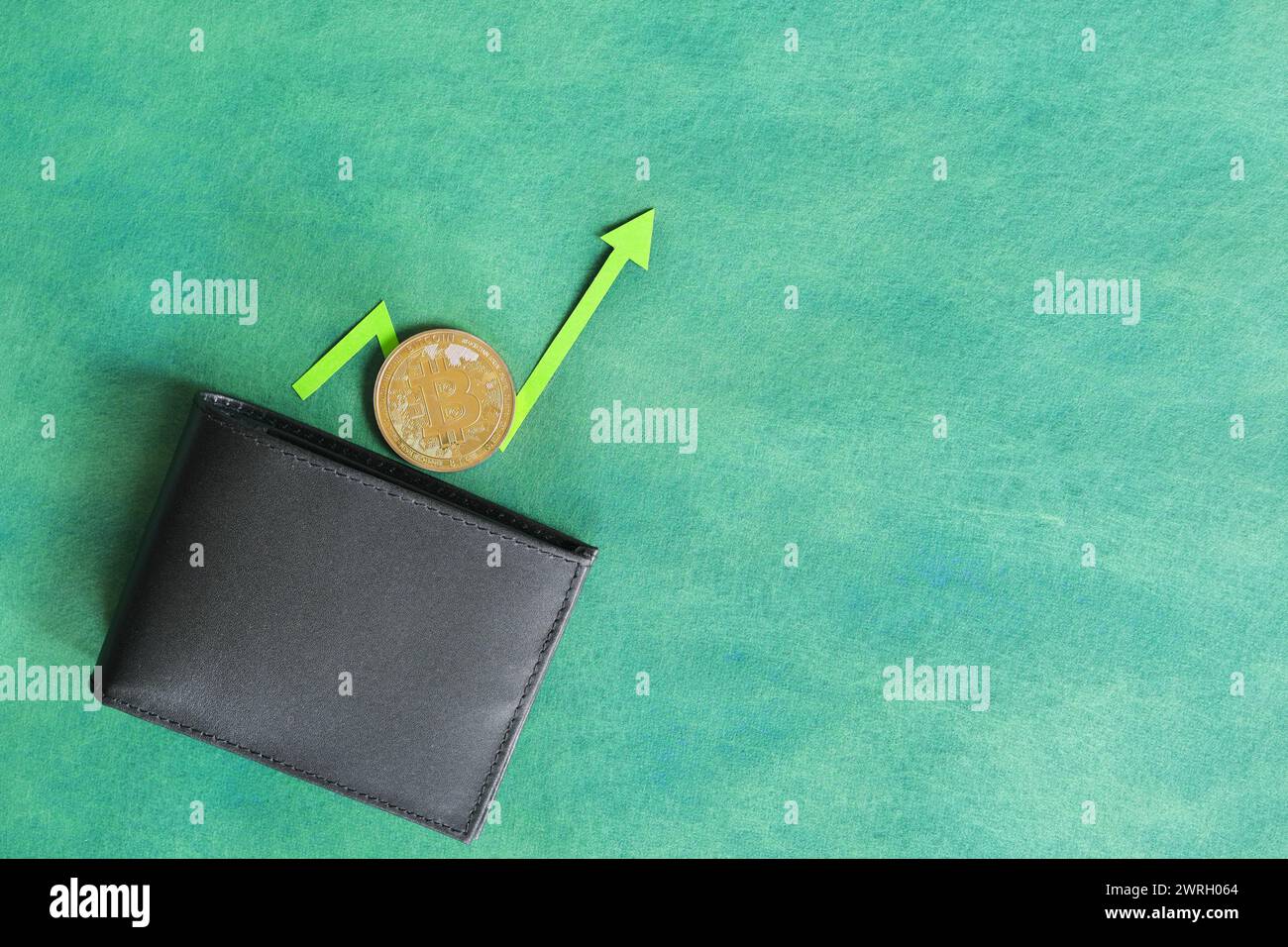 Menschliche Hand, die schwarz eine Brieftasche mit Bitcoin und aufwärts grüner Pfeilmünze hält. Kryptowährungs-Bull-Run und Bewertungssteigerung Konzept. Stockfoto