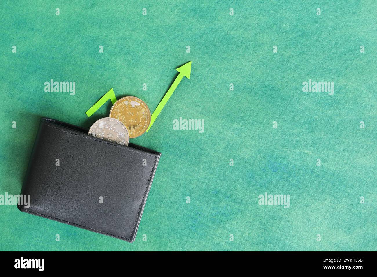 Menschliche Hand, die schwarz eine Brieftasche mit Bitcoin und aufwärts grüner Pfeilmünze hält. Kryptowährungs-Bull-Run und Bewertungssteigerung Konzept. Stockfoto