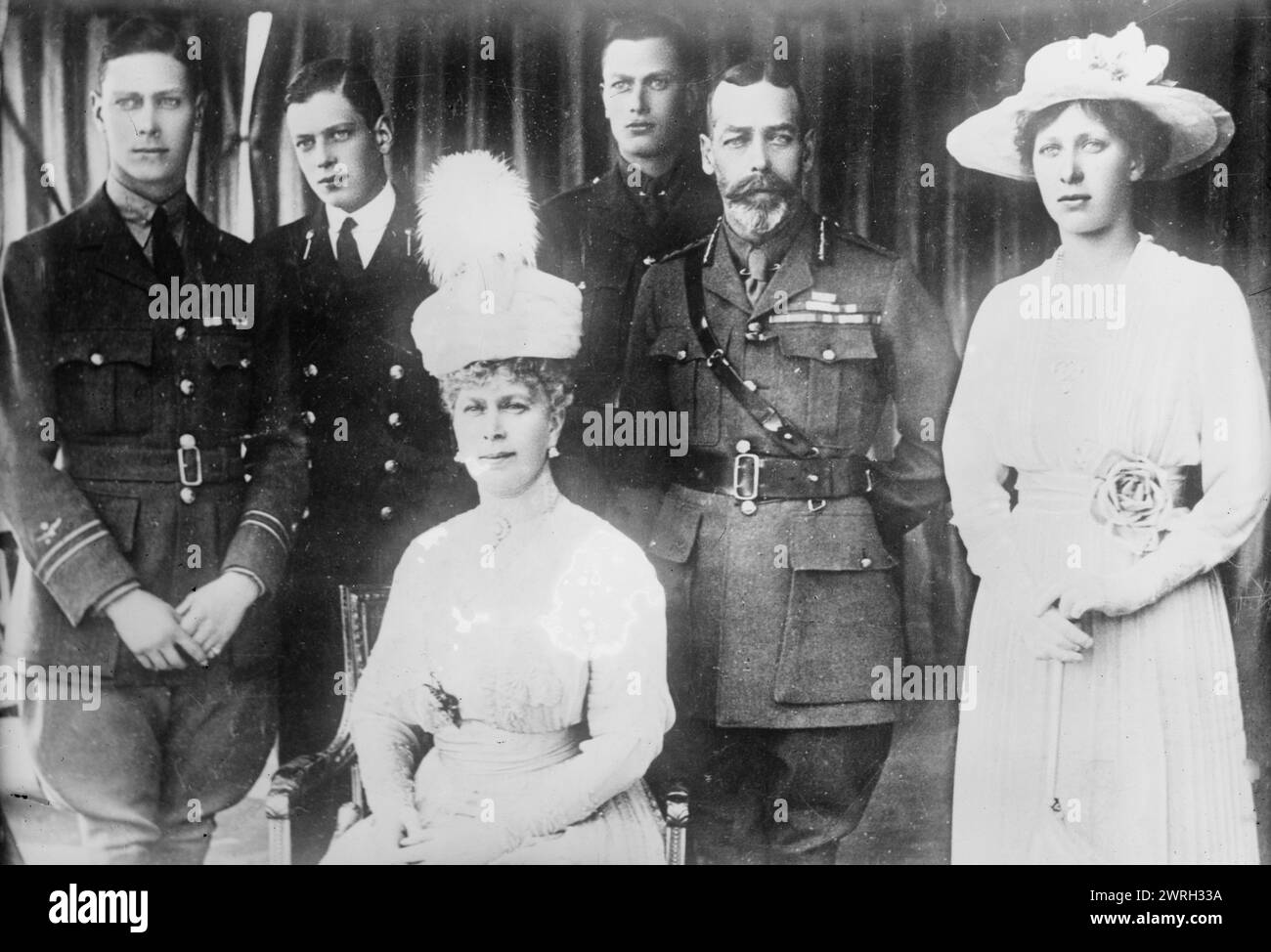 Britische Königsfamilie, zwischen 1915 und 1920. Zeigt Mitglieder der britischen Königsfamilie, darunter: (Von links nach rechts) Albert (später Georg VI.), George, Herzog von Kent; Königin Maria von Teck, Heinrich, Herzog von Gloucester; König Georg V., Prinzessin Mary. Stockfoto