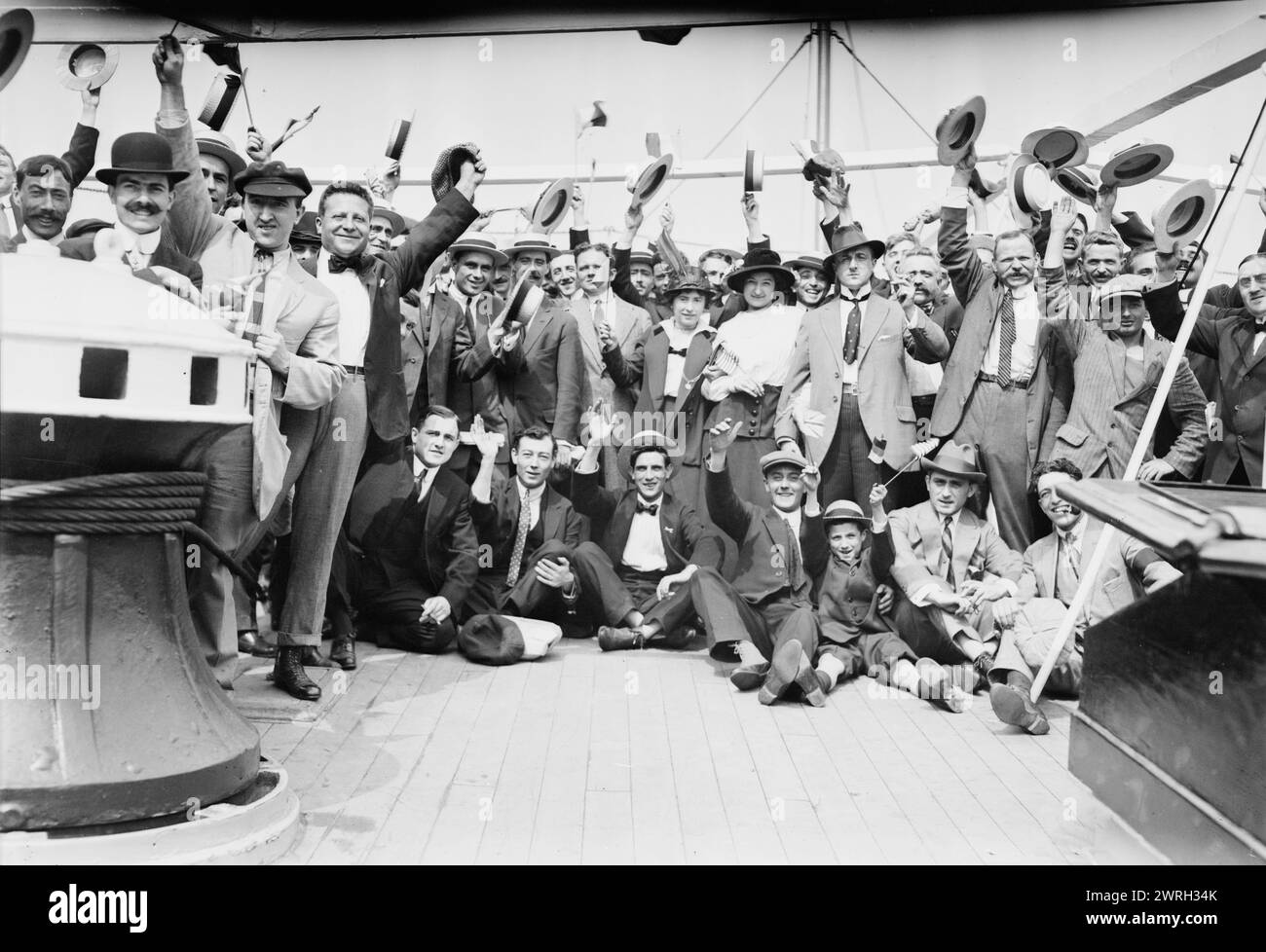 In LA LORRAINE, 8.5.14.1914. Zeigt Gruppe auf Deck des französischen Schiffes La Lorraine, das New York City im August 1914 verließ, um seine letzte transatlantische Überfahrt vor dem Ersten Weltkrieg zu machen Stockfoto