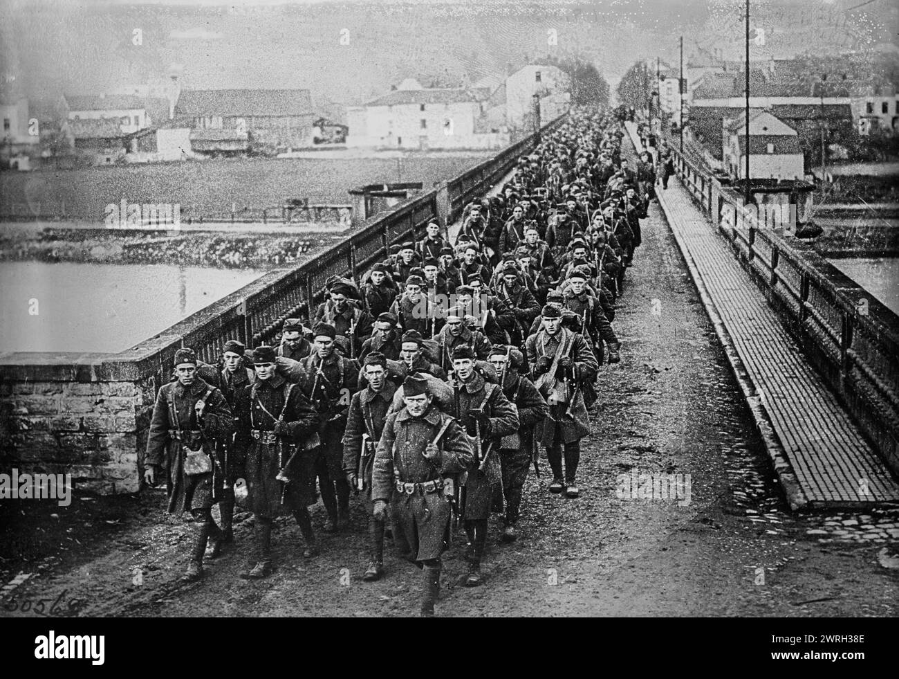 Die US-Armee kommt am 1918. Dezember in Deutschland ein. Die amerikanische 18. Infanterie überquerte nach dem Ersten Weltkrieg die Mosel nach Deutschland Die Stadt im Hintergrund ist Gravenmacher, im Großdutchy Luxemburg. Stockfoto