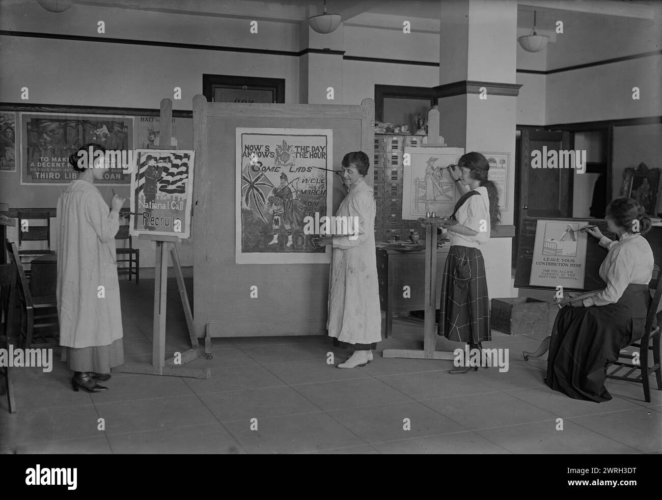 Y.W.C.A. Kriegsarbeit zwischen 1915 und 1920. YWCA-Frauen, die Plakate als Teil der Kriegsanstrengungen während des Ersten Weltkriegs erstellen Image kann sich auf die Abteilung für Bildwerbung des Komitees für öffentliche Information und die Kunstabteilung der Armee beziehen. Stockfoto