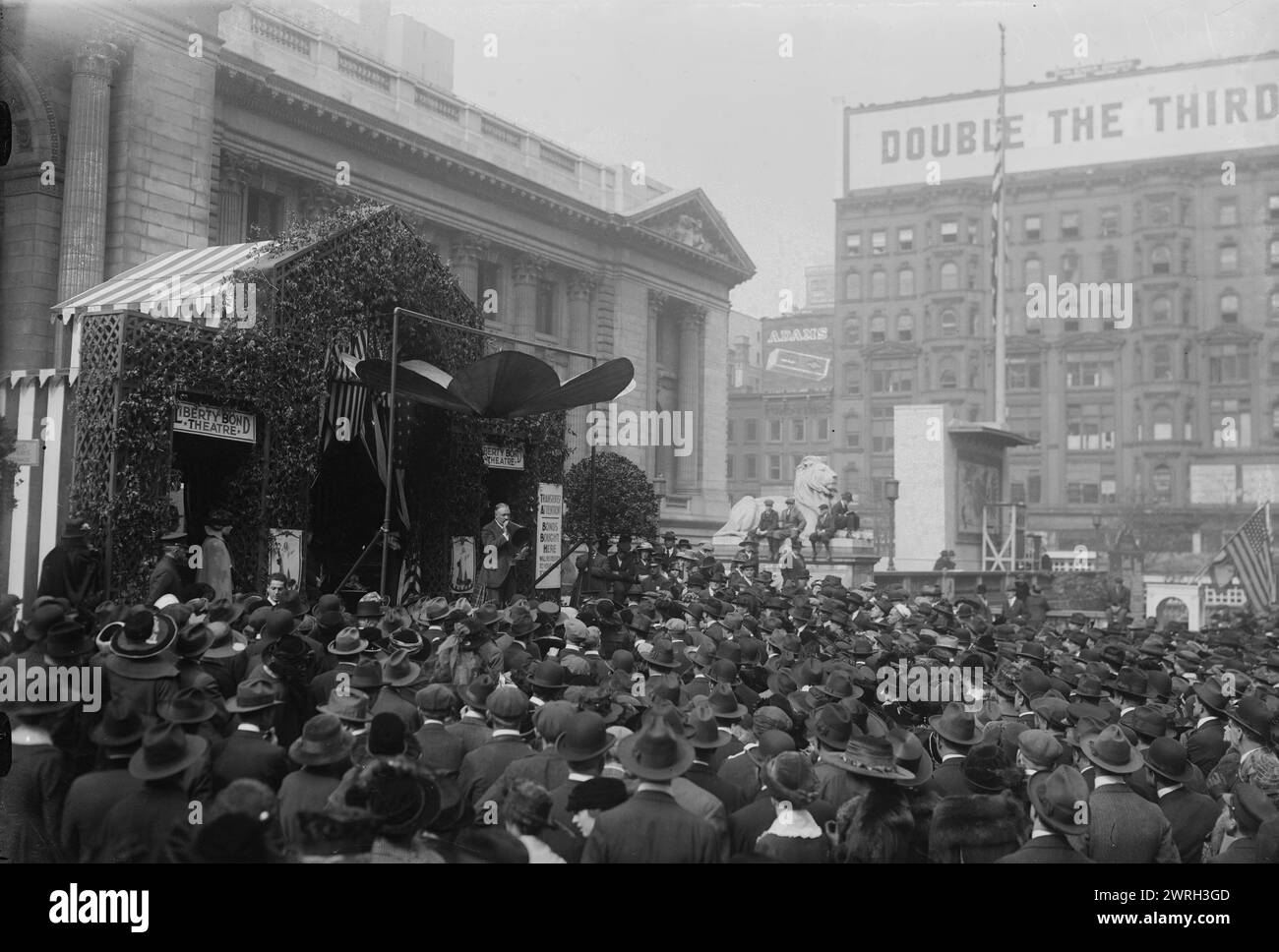 Liberty Theater, April oder Mai 1918. Das Liberty Theater der Stage Women's war Relief Association vor der New York Public Library an der 5th Avenue und 42nd Street in New York City, wo Aufführungen und Reden gehalten wurden, um die Öffentlichkeit zum Kauf von Liberty Bonds zu appellieren. Das Theater war Teil der Dritten Liberty-Leihaktion, die vom 6. April 1918 bis 4. Mai 1918 während des Ersten Weltkriegs stattfand Stockfoto