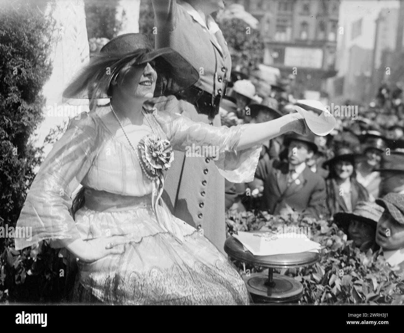 Farrar verkauft Anleihen am 15. April 1918. Ein Konzert der Sopransängerin Geraldine Farrar (1882–1967), das Teil des Liberty Theater der Women's war Relief Association vor der New York Public Library in der 5th Avenue und 42nd Street in New York City war. Es wurden Aufführungen und Reden gehalten, um die Öffentlichkeit zum Kauf von Liberty Bonds zu appellieren. Das Theater war Teil der Dritten Liberty-Leihaktion, die vom 6. April 1918 bis 4. Mai 1918 während des Ersten Weltkriegs stattfand Stockfoto