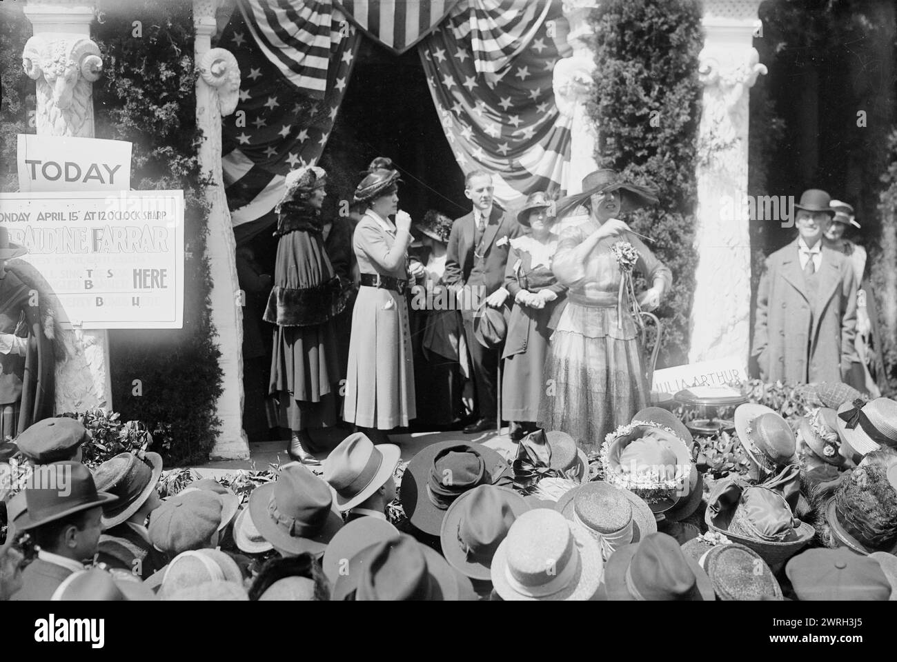 Farrar, 15. April 1918. Ein Konzert der Sopransängerin Geraldine Farrar (1882–1967), das Teil des Liberty Theater der Women's war Relief Association vor der New York Public Library in der 5th Avenue und 42nd Street in New York City war. Es wurden Aufführungen und Reden gehalten, um die Öffentlichkeit zum Kauf von Liberty Bonds zu appellieren. Das Theater war Teil der Dritten Liberty-Leihaktion, die vom 6. April 1918 bis 4. Mai 1918 während des Ersten Weltkriegs stattfand Stockfoto