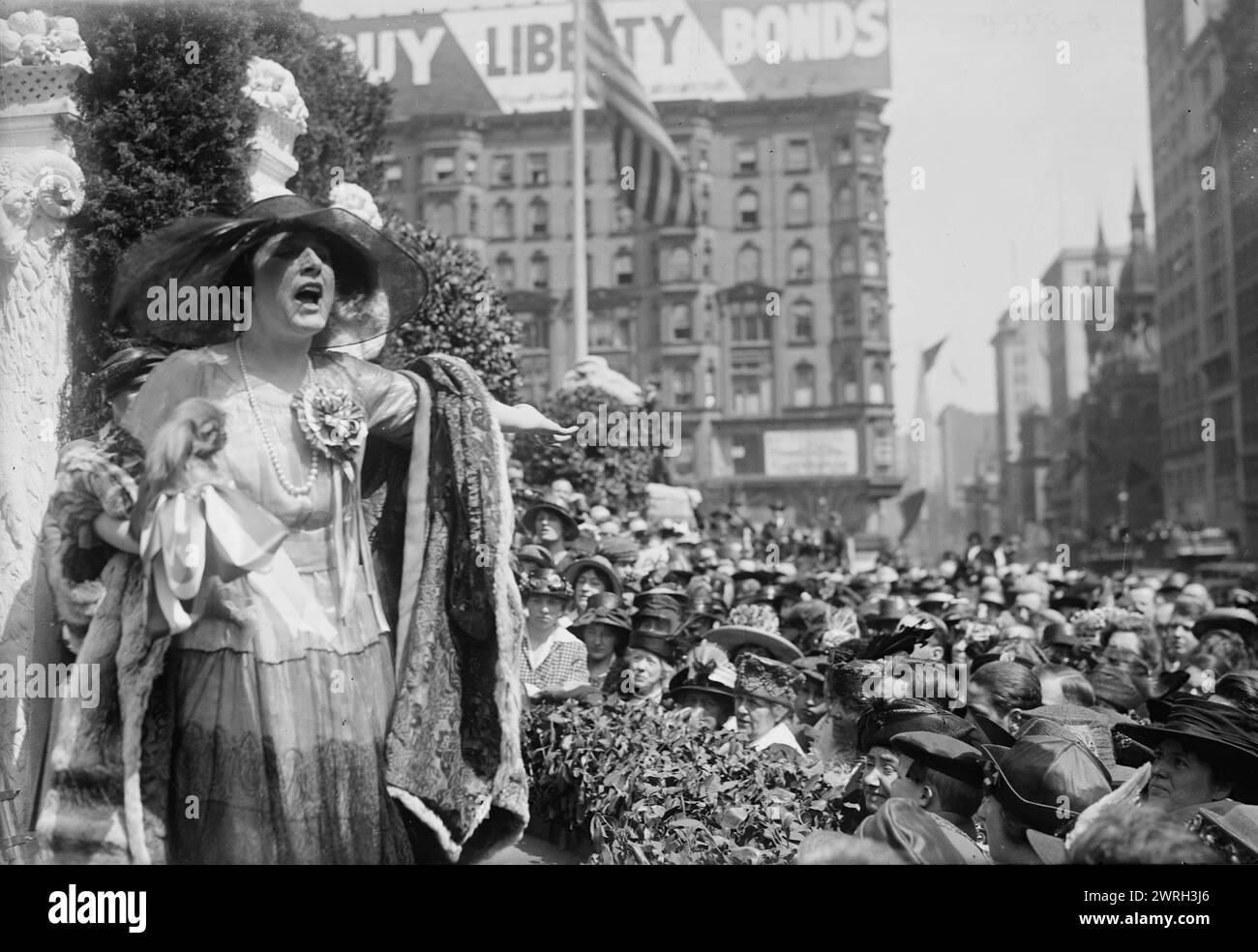Farrar, 15. April 1918. Ein Konzert der Sopransängerin Geraldine Farrar (1882–1967), das Teil des Liberty Theater der Women's war Relief Association vor der New York Public Library in der 5th Avenue und 42nd Street in New York City war. Es wurden Aufführungen und Reden gehalten, um die Öffentlichkeit zum Kauf von Liberty Bonds zu appellieren. Das Theater war Teil der Dritten Liberty-Leihaktion, die vom 6. April 1918 bis 4. Mai 1918 während des Ersten Weltkriegs stattfand Stockfoto