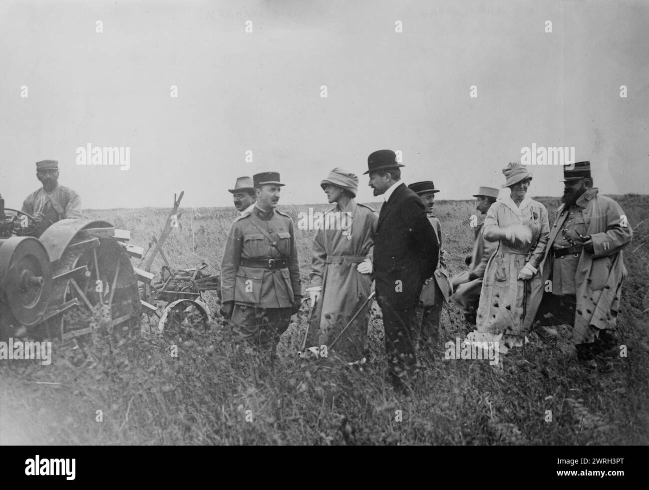 Frau Anna Dike &amp; Anne Morgan, zwischen 1915 und 1918. Frau Anna Dike, Frau Anne Morgan und der französische Politiker Fernand David (1869–1935) inspizierten Land in Frankreich, pflügten als Teil der Arbeit des American Fund for French Wounded während des Ersten Weltkriegs Stockfoto