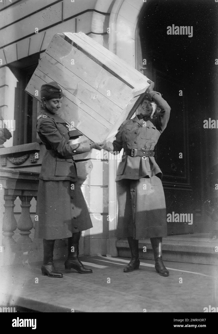 Captain Baylis &amp; Mary Watkins, 1917 oder 1918. Die Bakteriologin Adelaide Brooks Baylis (* 1965), Kapitän der National League of Women's Services Motor Corps in New York, mit Mary Watkins, die während des Ersten Weltkriegs eine Kiste lieferte Stockfoto