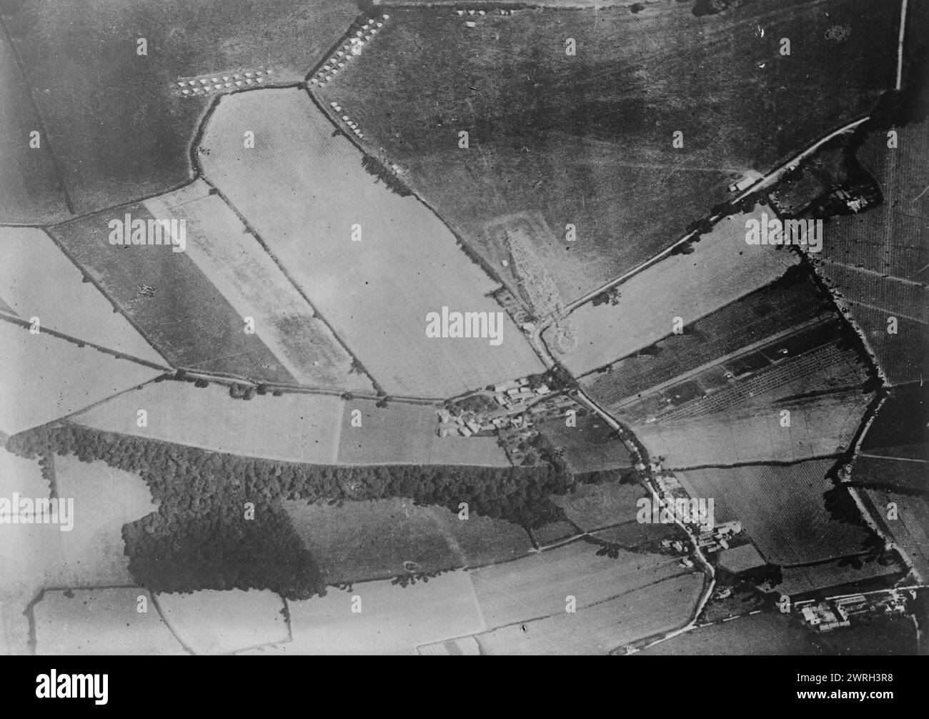 Zerstörte Zeppelin aus dem Flugzeug in England, 1916. Die Überreste eines deutschen zeppelins L33, der am 24. September 1916 in Little Wigborough, Essex, abstürzte. Stockfoto