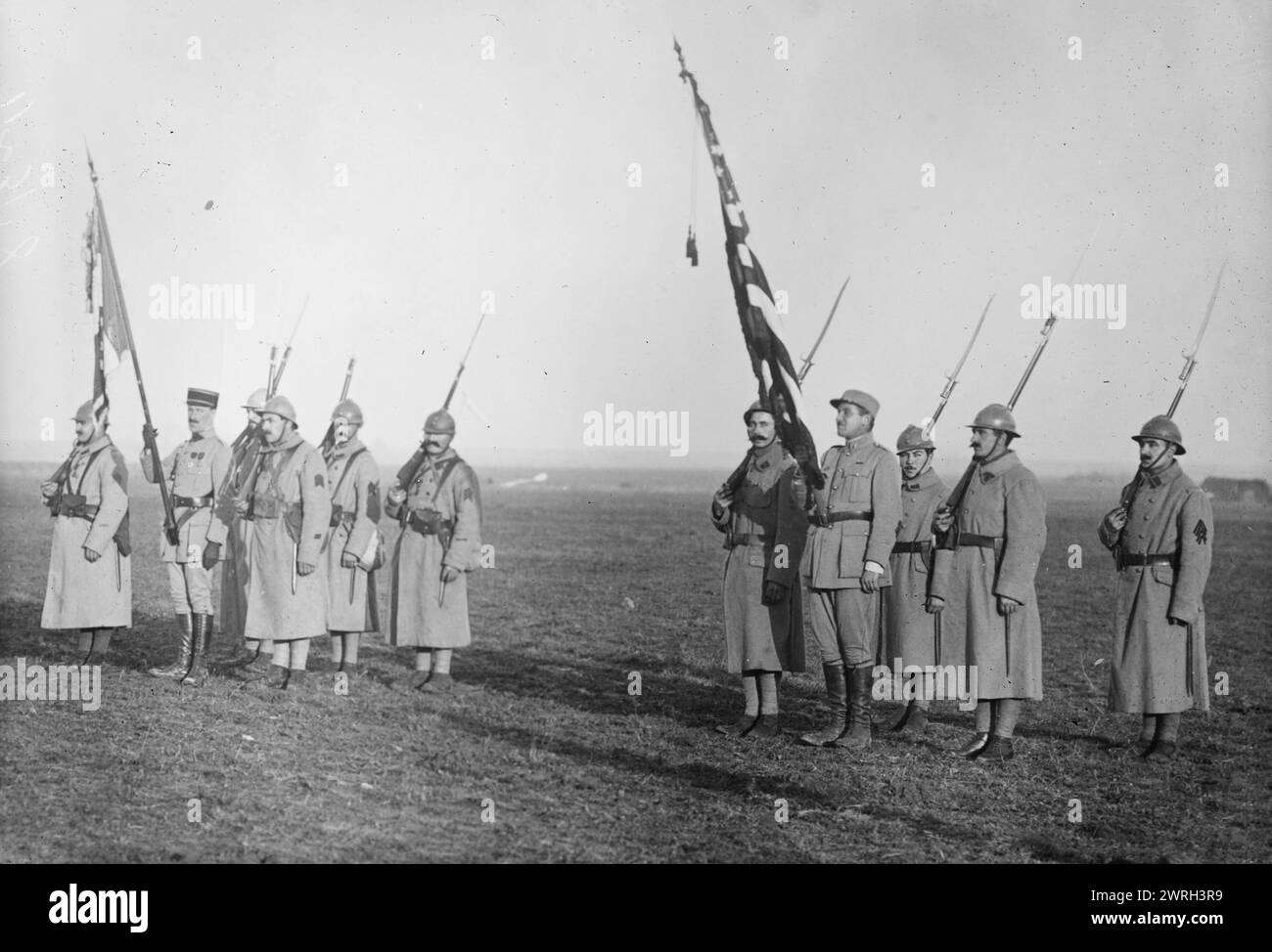 Lufberry am Guynemer Memorial, 1917 oder 1918. Kampfflugzeuge Gervais Raoul Lufbery (1885–1918), der während des Ersten Weltkriegs in der französischen Luftwaffe und im US-Army Air Service diente Er besucht eine Gedenkstätte für den Jagdpiloten Georges Guynemer (1894–1917). Stockfoto