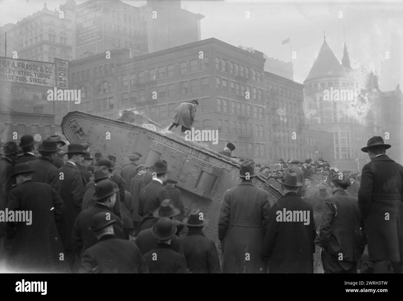 Tank in New York Court House Ausgrabung, 1. März 1918 (Datum erstellt oder veröffentlicht später). Der britische Panzer Britannia, der im Ersten Weltkrieg an der Flanderfront diente 1918 besuchte die Britannia New York City und erschien auf der Baustelle des Gerichtsgebäudes hinter dem Municipal Building. Stockfoto