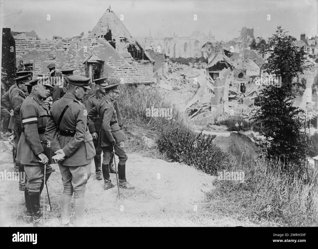 King Geo Views Peronne, 13. Juli 1917. König Georg V., Eduard, Prinz von Wales, und General Julian Byng besuchten die Ruinen von Peronne, Frankreich während des Ersten Weltkriegs Stockfoto