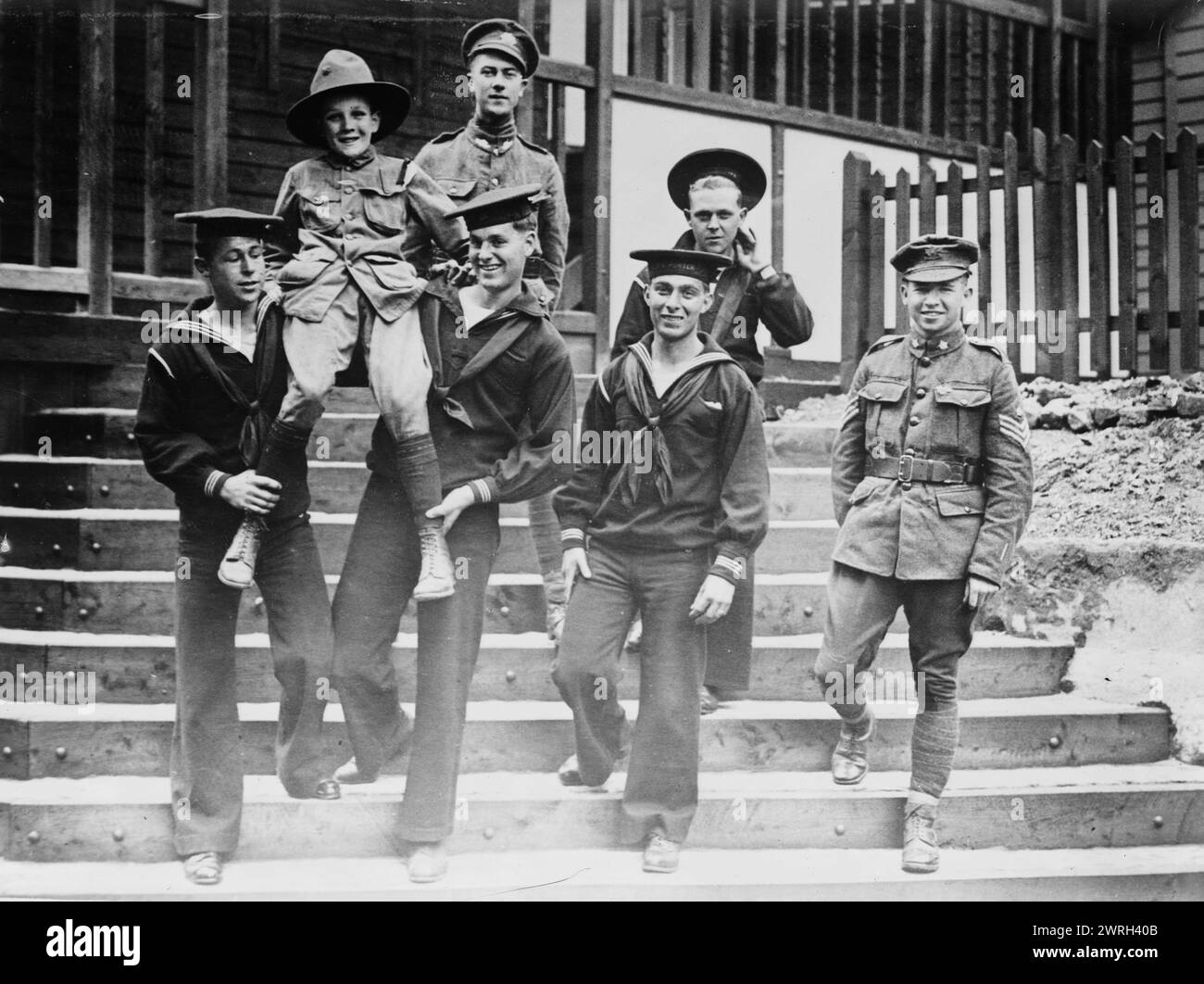 Digby Morton, Phila. Boy Scout und U.S. Jackies in der „Eagle“-Hütte in London, zwischen 1915 und 1918. Amerikanische Matrosen und andere Militärangehörige mit Digby Morton, einem Pfadfinder, der während des Ersten Weltkriegs Maskottchen des ersten amerikanischen Detachments war, in einer Eagle Hut in London, England. Stockfoto