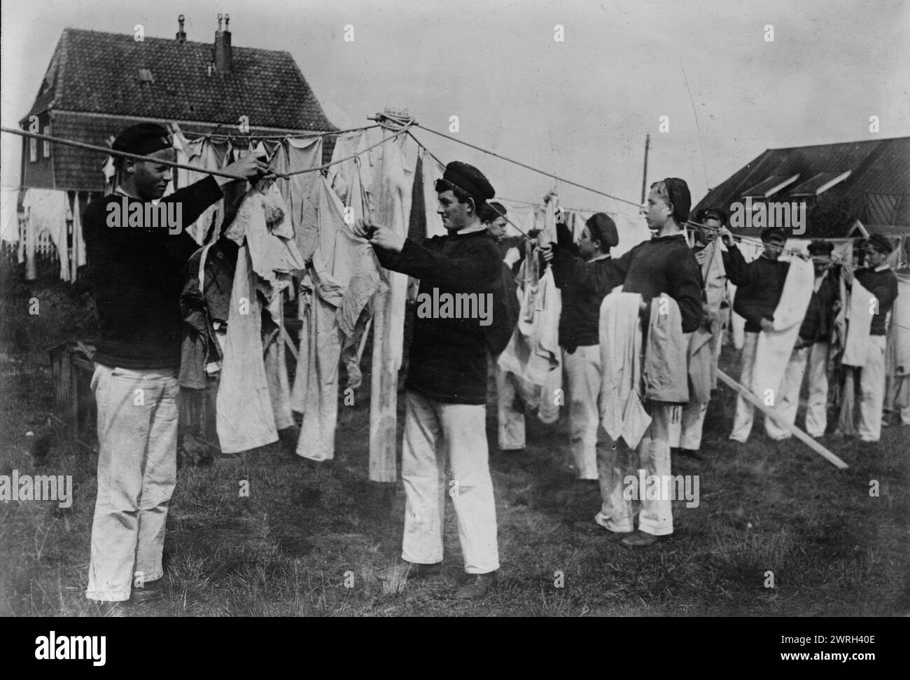Hamburg, Schule für junge Seeleute, zwischen 1915 und 1918. Matrosen hängen Wäsche an einer Marineschule in Hamburg während des Ersten Weltkriegs Stockfoto