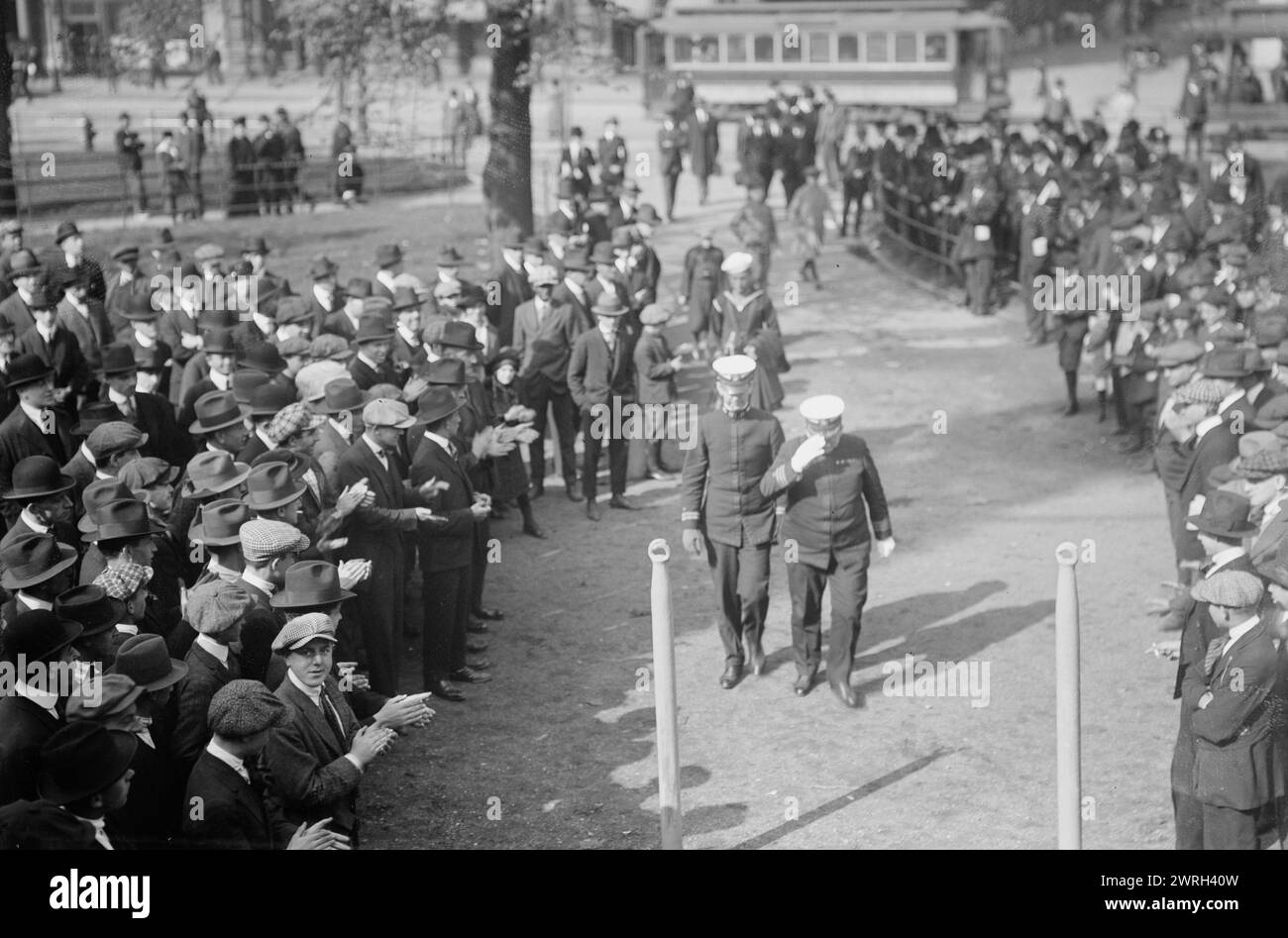 Captain Jack Adams, REKRUTIN, 1917. Captain Jack Adams besteigt die USS Recruit, ein hölzernes Modell eines Schlachtschiffs, das von der Navy am Union Square gebaut wurde, um Seeleute zu rekrutieren und Liberty Bonds während des Ersten Weltkriegs zu verkaufen Stockfoto
