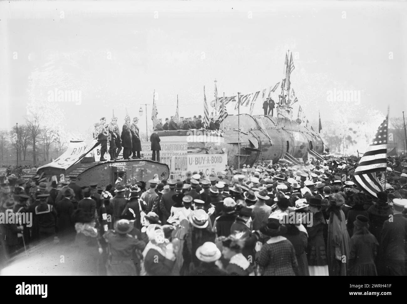 Freiheitsleihprozession im Central Park, 25. Oktober 1917. Die SM UC-5, ein U-Boot vom Typ UC I, das von den Alliierten gefangen genommen wurde, wurde nach New York City gebracht und in U-Buy-a-Bond umbenannt. Das U-Boot nahm am 25. Oktober 1917 an der Liberty Loan Parade in New York City Teil. Stockfoto
