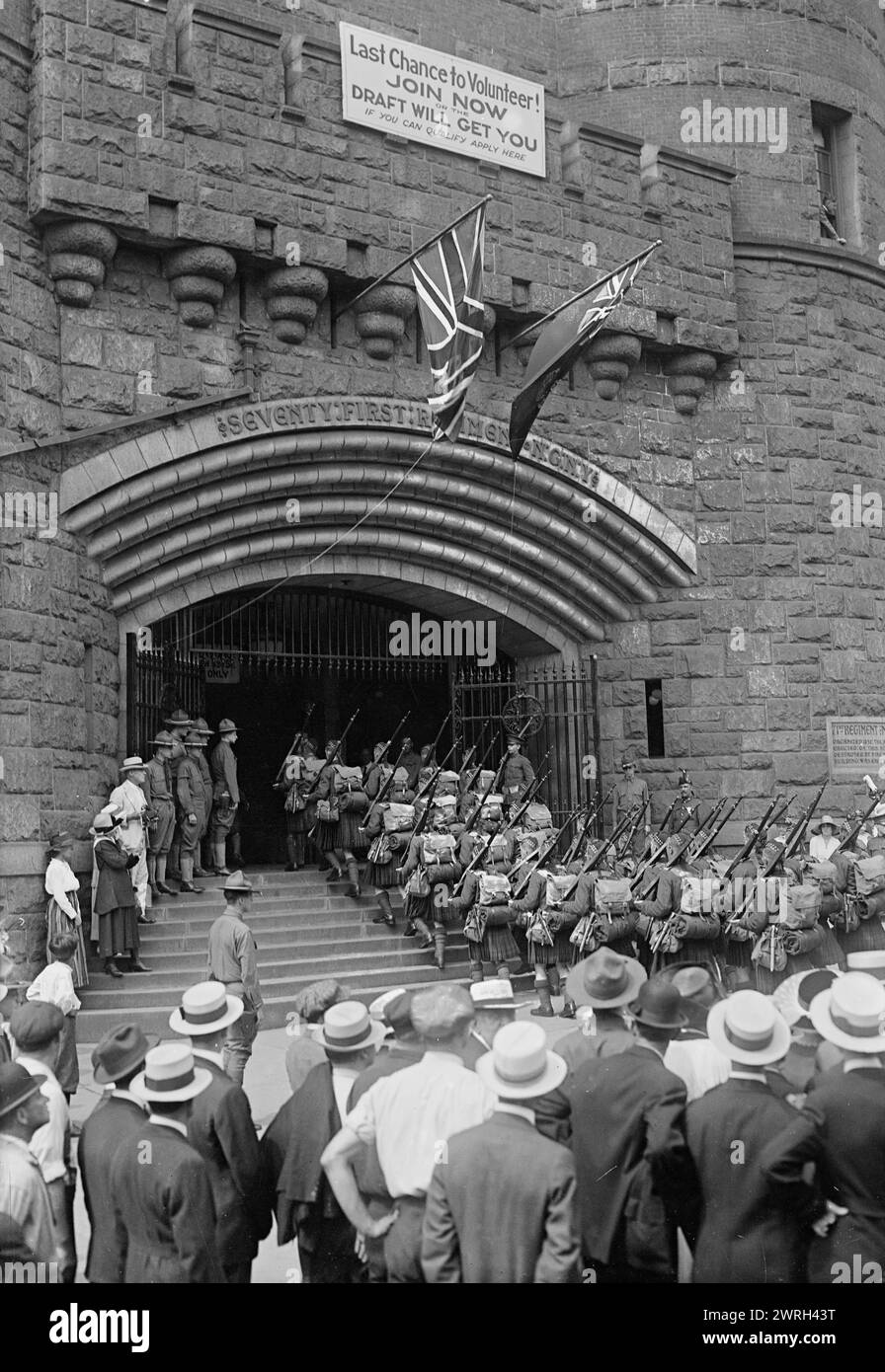 Kilties betreten Sie die 71. Regt. Armory, Juli 1917. Die kanadischen Highlander-Soldaten (Kilties) betreten das 71st Regiment Armory, Park Avenue (zwischen East 33rd und 4th Street), New York City. Die Highlander-Regimenter waren im Juli 1917 in den Vereinigten Staaten für die „British Recruiting Week“, die die Einschreibung in den Ersten Weltkrieg förderte Stockfoto