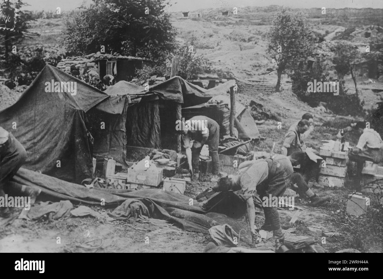 Britische Artillerieoffiziere-Chaos auf erbeutetem Boden, 10. Juni 1917. Britische Artillerieoffiziere-Schlachtzelt vor Kemmel, Belgien, 10. Juni 1917, während der Schlacht von Messines während des Ersten Weltkriegs Stockfoto