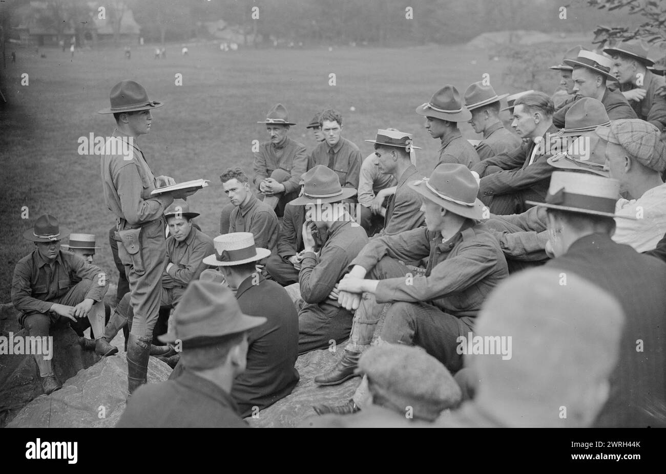 Lesen der Kriegsgesetze zum 12. Regiment, 20. Juli 1917. Offizier liest Kriegsgesetze vor dem 12. Regiment der New Yorker Nationalgarde im Central Park während des Ersten Weltkriegs Stockfoto