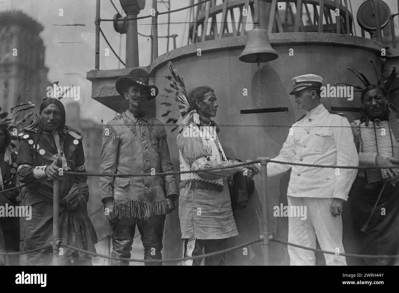 Glatze Eagle, Wells Hawks, 28. Juli 1917. Der indianische „Chief bald Eagle“ schüttelt sich die Hand mit Lieutenant Wells Hawks (1870–1941), einem Mitglied des PR-Teams der Navy an Bord der USS Recruit. Das Schiff war ein hölzernes Modell eines Schlachtschiffs, das von der Navy am Union Square in New York City gebaut wurde, um Seeleute zu rekrutieren und Liberty Bonds während des Ersten Weltkriegs zu verkaufen Stockfoto