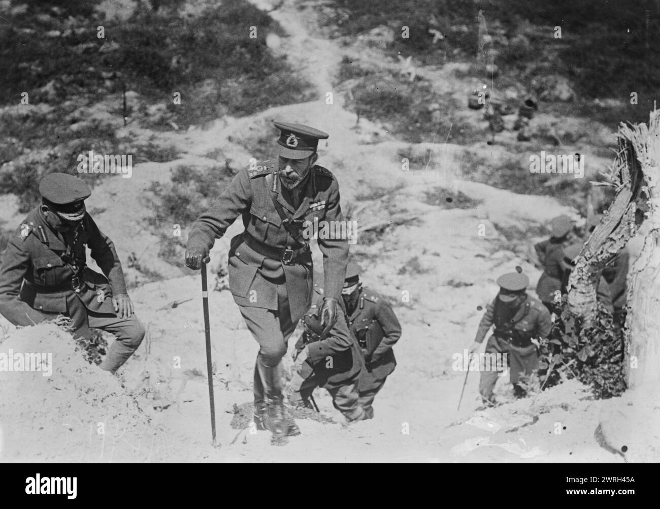 König George V. auf dem Butte de Warlencourt, 13. Juli 1917. King George V. Climbing the Butte de Warlencourt, Le SARS, Frankreich, 13. Juli 1917, während des Ersten Weltkriegs Stockfoto