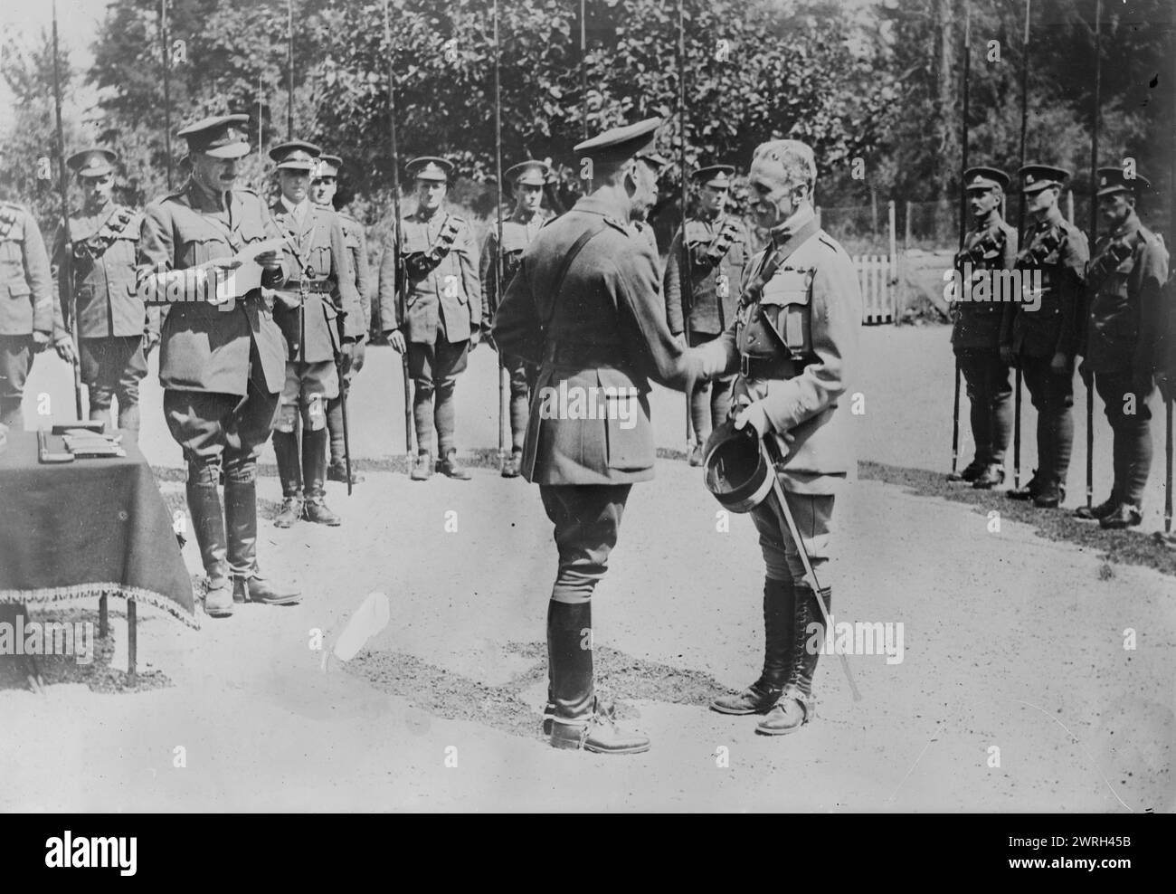 King Geo Dekoriert französischer Oberst, 7. Juli 1917. König Georg V. dekorierte den Oberst der französischen Mission im Schloss Blendecques am 7. Juli 1917 während des Ersten Weltkriegs Hinter ihnen steht eine Ehrengarde der 17. Lancers. Stockfoto