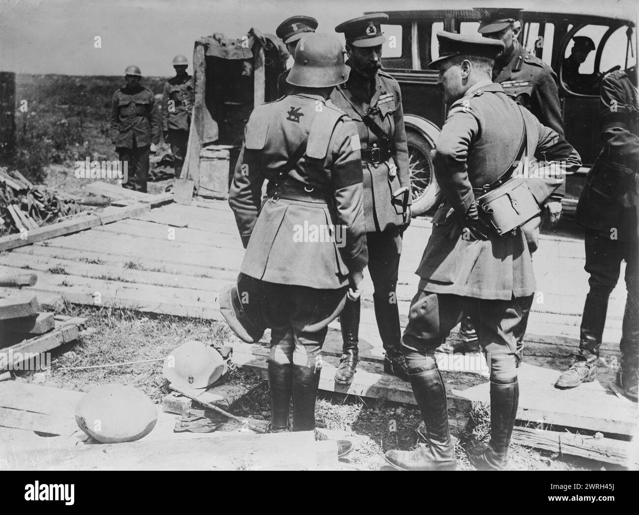 King Geo Deutsche Rüstung, 11. Juli 1917. Ein britischer Stabsoffizier mit deutschem Brustschild und Helm, während er während des Ersten Weltkriegs am 11. Juli 1917 in Vimy Ridge (Frankreich) mit König Georg V. spricht Stockfoto