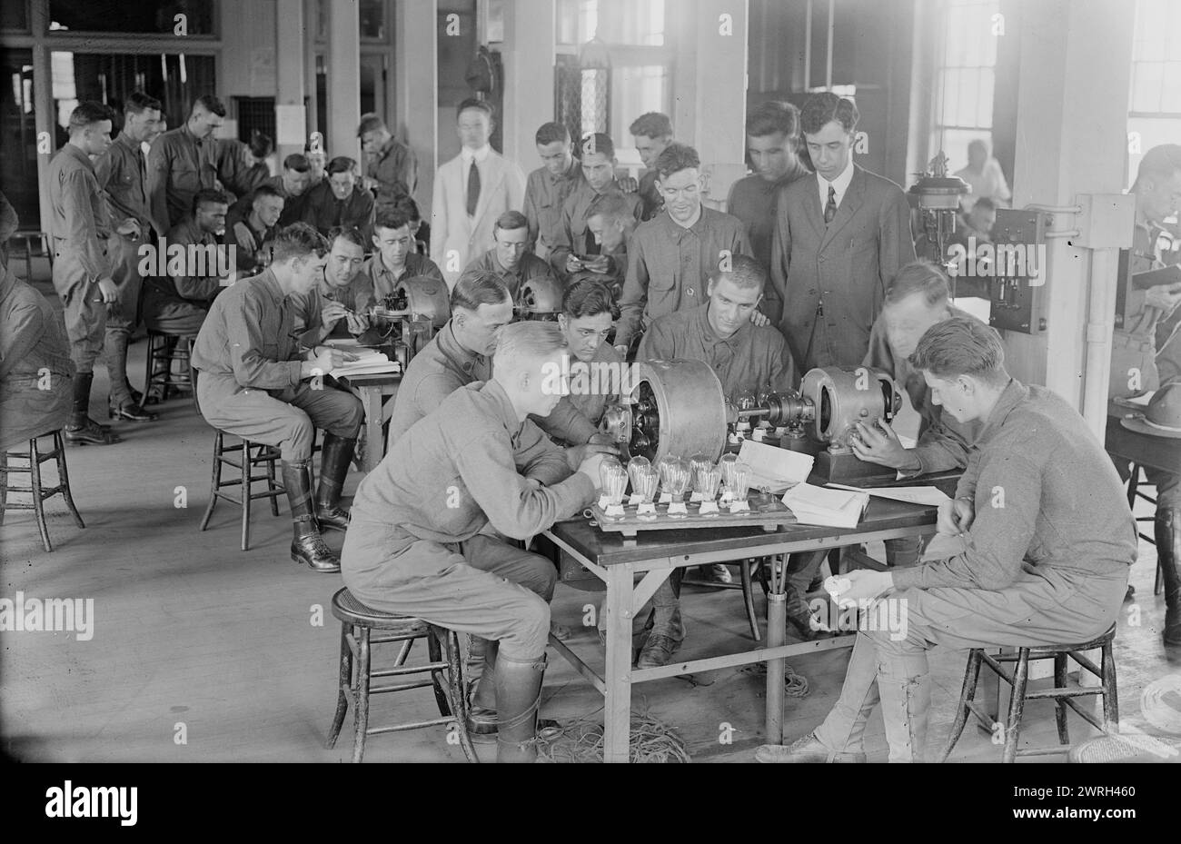 Labor, Pratt Institute, Oktober 1917. Mitglieder des US Army Signal Corps trainierten während des Ersten Weltkriegs in einem Labor am Pratt Institute in Brooklyn, New York Stockfoto