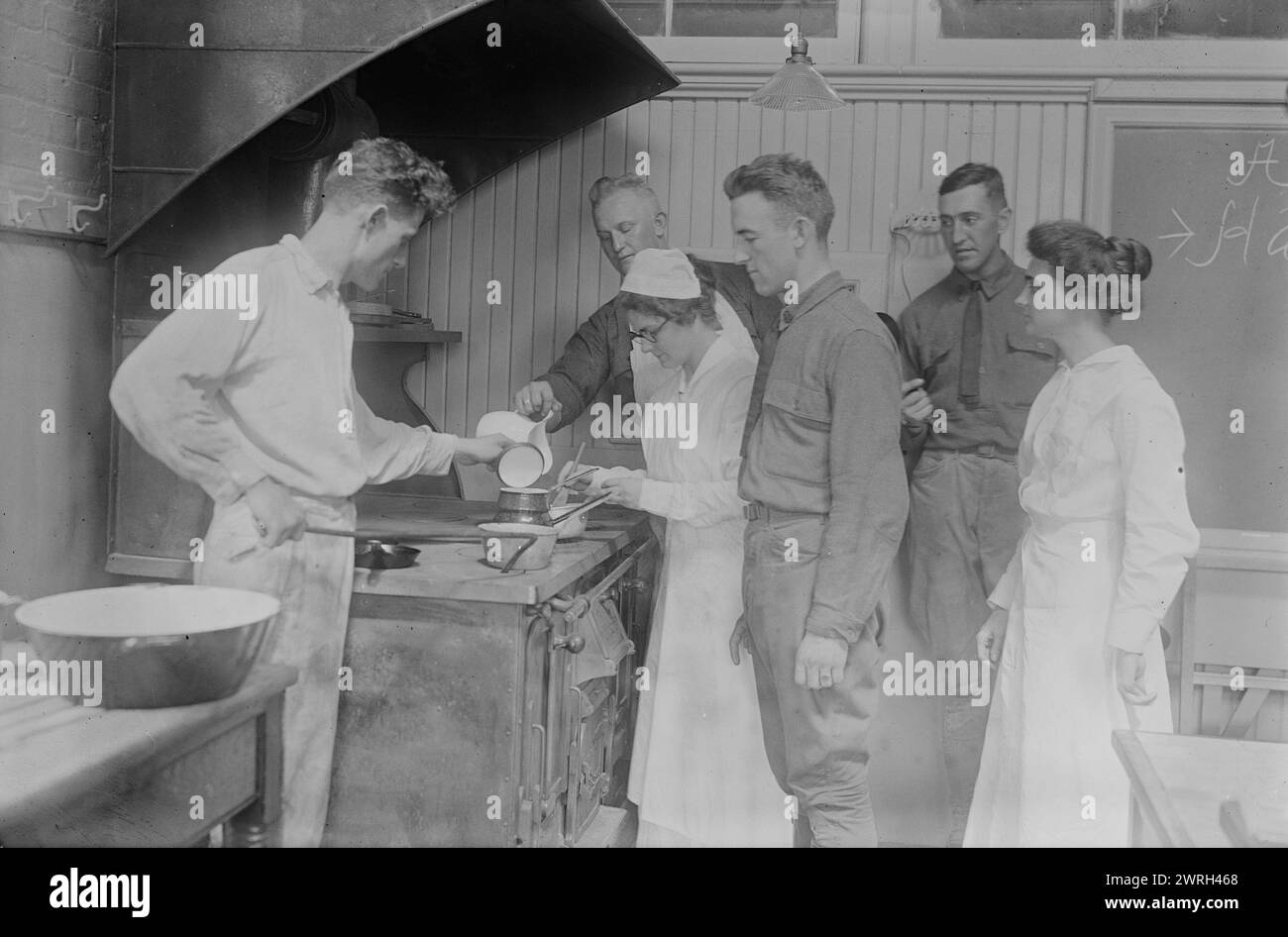 Cooking, Pratt Institute, Misses Kierstead &amp; Hanks, 13. August 1917. Miss Gladys Kierstead, stellvertretende Direktorin des Pratt Institute, Brooklyn, New York, und Miss Emma Hanko leitete Kochkurse für Männer während des Ersten Weltkriegs Stockfoto
