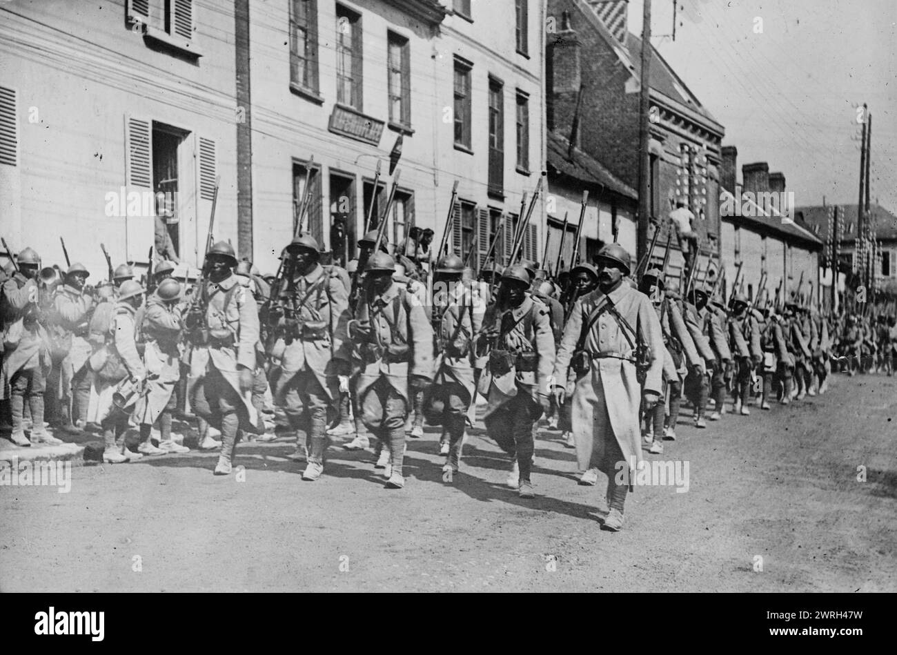 Senegalesische Truppen in Frankreich zwischen 1914 und 1918. Afrikanische senegalesische Soldaten marschierten während des Ersten Weltkriegs in einer Stadt in Frankreich eine Straße hinunter Stockfoto
