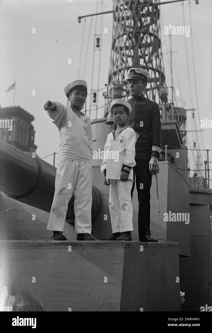 Geo Chu, Lee Koon Yu &amp; com. L.E. Trim, 1917. Chinesische amerikanische Jungen, die sich den Junior Naval Scouts angeschlossen haben, mit ihrem Navy Commander während des Ersten Weltkriegs Stockfoto