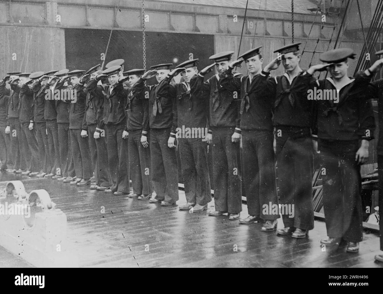 Amerikanische Seeleute grüßen König George, 1917. Amerikanische Seeleute grüßen König George V. von Großbritannien während seines Besuchs auf ihrem Truppentransportschiff U.S.S. Finland, das in Liverpool, England angedockt war. Stockfoto