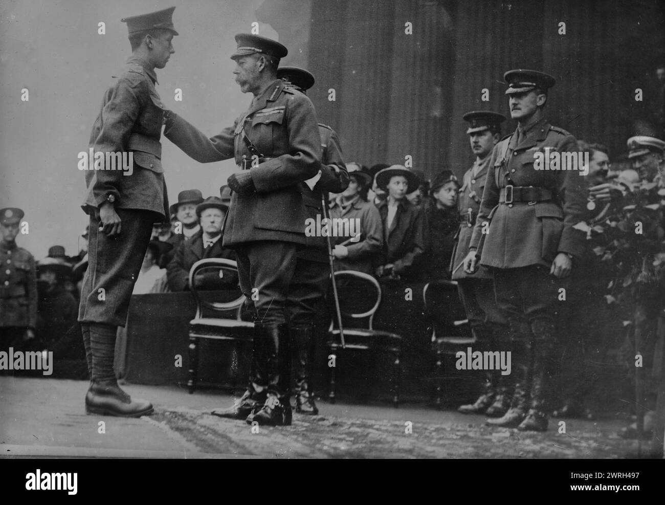 König George verleiht Dekorationen, 1917. König Georg V. überreicht Medaillen in St. George's Hall, Liverpool, als Dekorationsschauspieler Quartermaster C. Jones hat zwei Medaillen. Stockfoto