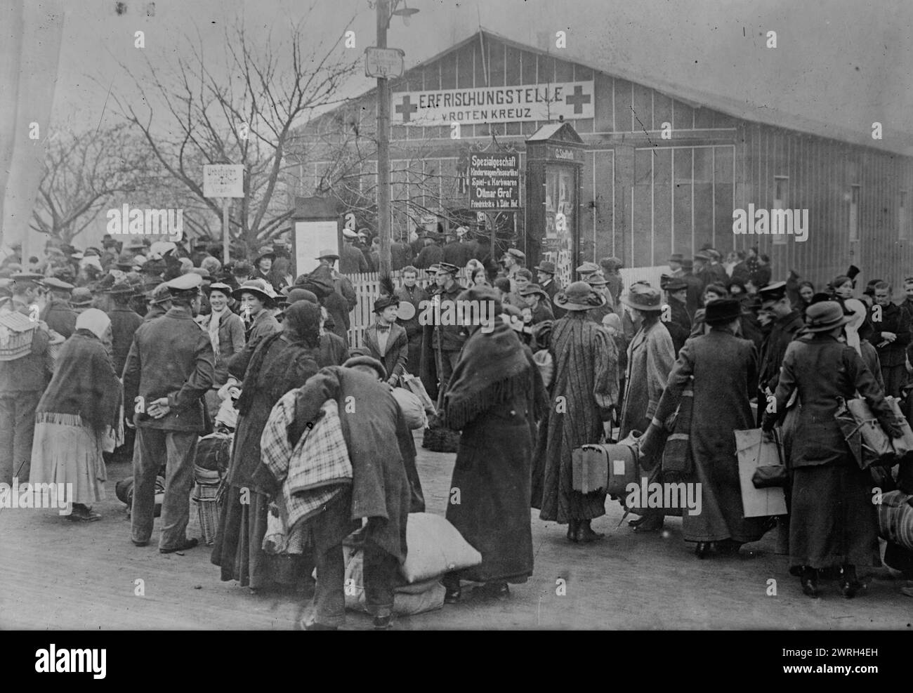 Austausch Französisch-englischer Gefangener, Singen, Switz., zwischen 1915 und 1920. Ein Gefangenenaustausch in Singen nördlich der deutsch-schweizerischen Grenze während des Ersten Weltkriegs Stockfoto