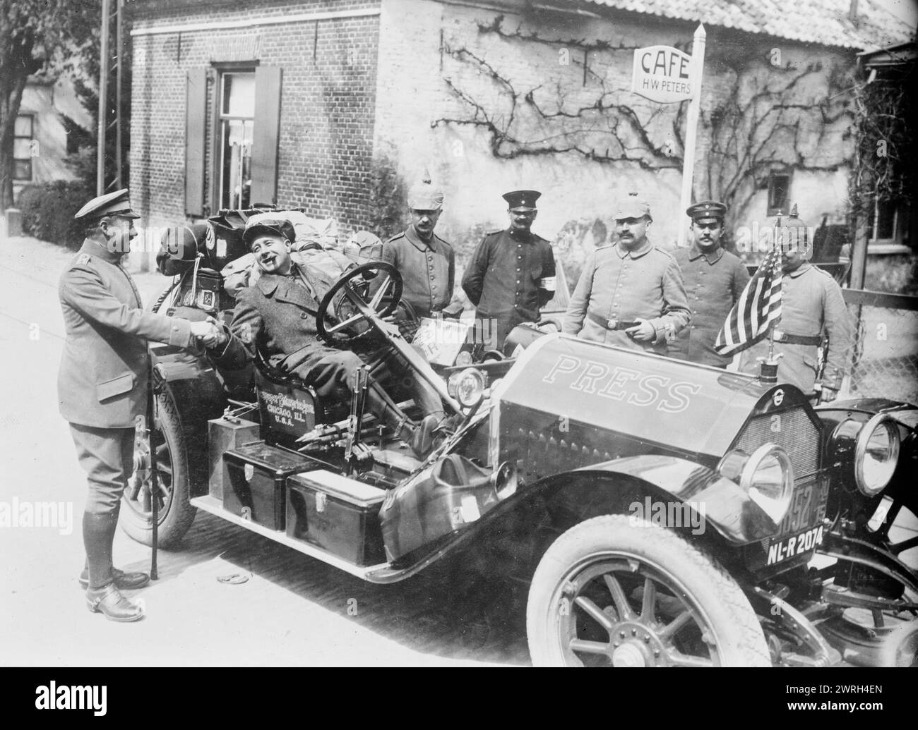 Amerikanischer Kriegsberichterstatter, Deutschland, zwischen 1915 und 1920. Wilbur H. Durborough, ein US-amerikanischer Korrespondent, der 1915 nach Deutschland ging, um Filmmaterial aus dem Ersten Weltkrieg zu drehen Stockfoto