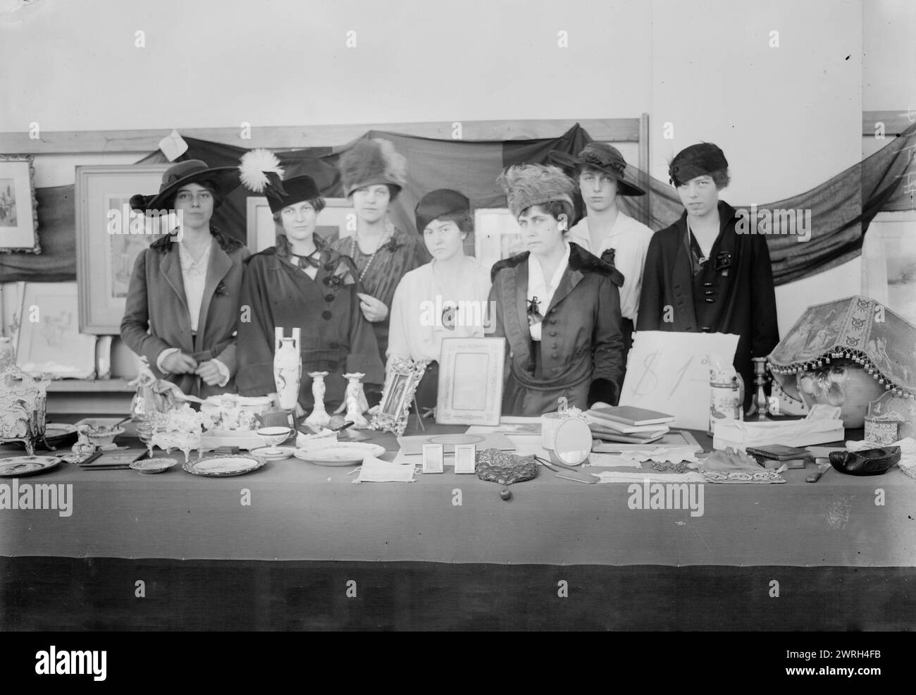 Harriet Post, Marie Canfield, Miss [Camilla] Morgan, Catherine Porter, Laura Canfield, Muriel Winthrop und Margaret Andrews, 12. Dezember 1914 (Datum erstellt oder veröffentlicht später). Eine Gruppe von Frauen, darunter die Suffragistin Camilla Morgan, im belgischen Hilfswerk in New York City während des Ersten Weltkriegs Stockfoto